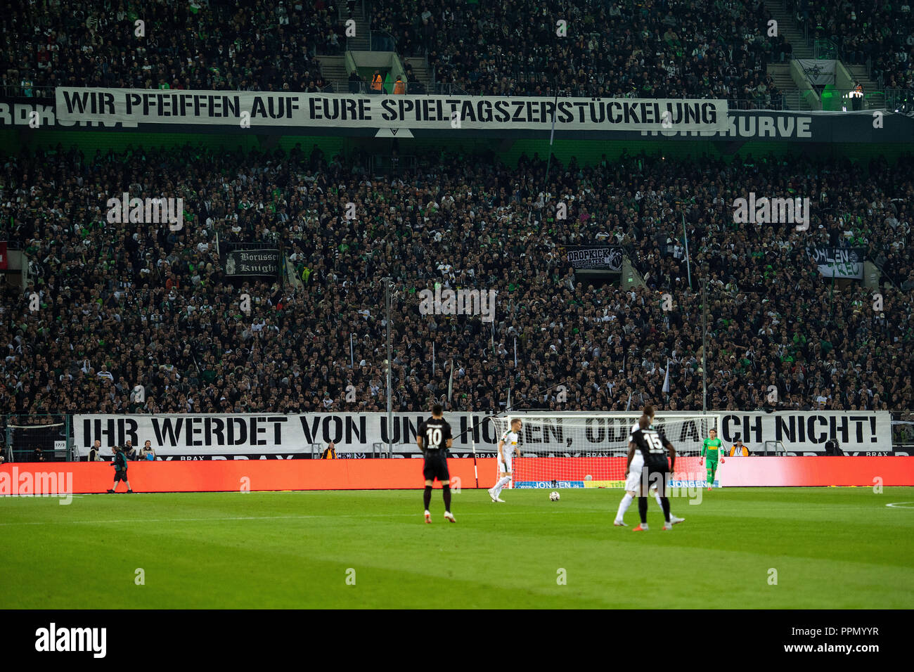 26. September 2018, Nordrhein-Westfalen, Mönchengladbach: Fußball: Bundesliga, Borussia Mönchengladbach - Eintracht Frankfurt 5 Spieltag im Borussia-Park. Gladbach Fans haben bis zwei Banner, auf dem es heisst: "Wir kümmern uns nicht um ihre Spieltag Zerstückelung" und "Sie hören von uns oder nicht'. (EMBARGO BEDINGUNGEN - ACHTUNG: Der DFB verbietet die Nutzung und Veröffentlichung der sequenziellen Bilder auf das Internet und andere Onlinemedien während des Spiels (einschließlich der halben Zeit). Achtung: SPERRFRIST! Der DFB erlaubt die weitere Nutzung und Veröffentlichung der Bilder für mobile Stockfoto