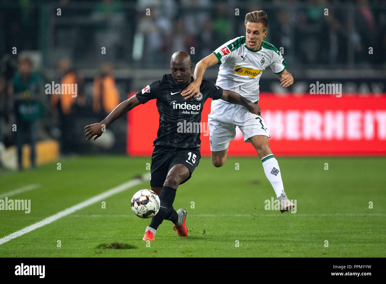 26. September 2018, Nordrhein-Westfalen, Mönchengladbach: Fußball: Bundesliga, Borussia Mönchengladbach - Eintracht Frankfurt 5 Spieltag im Borussia-Park. Gladbach ist Patrick Herrmann (r) und der Frankfurter Jetro Willems kämpfen um den Ball. (EMBARGO BEDINGUNGEN - ACHTUNG: Der DFB verbietet die Nutzung und Veröffentlichung der sequenziellen Bilder auf das Internet und andere Onlinemedien während des Spiels (einschließlich der halben Zeit). Achtung: SPERRFRIST! Der DFB erlaubt die weitere Nutzung und Veröffentlichung der Bilder für mobile Dienste (insbesondere MMS) und nur nach DVB-H und DMB. Stockfoto