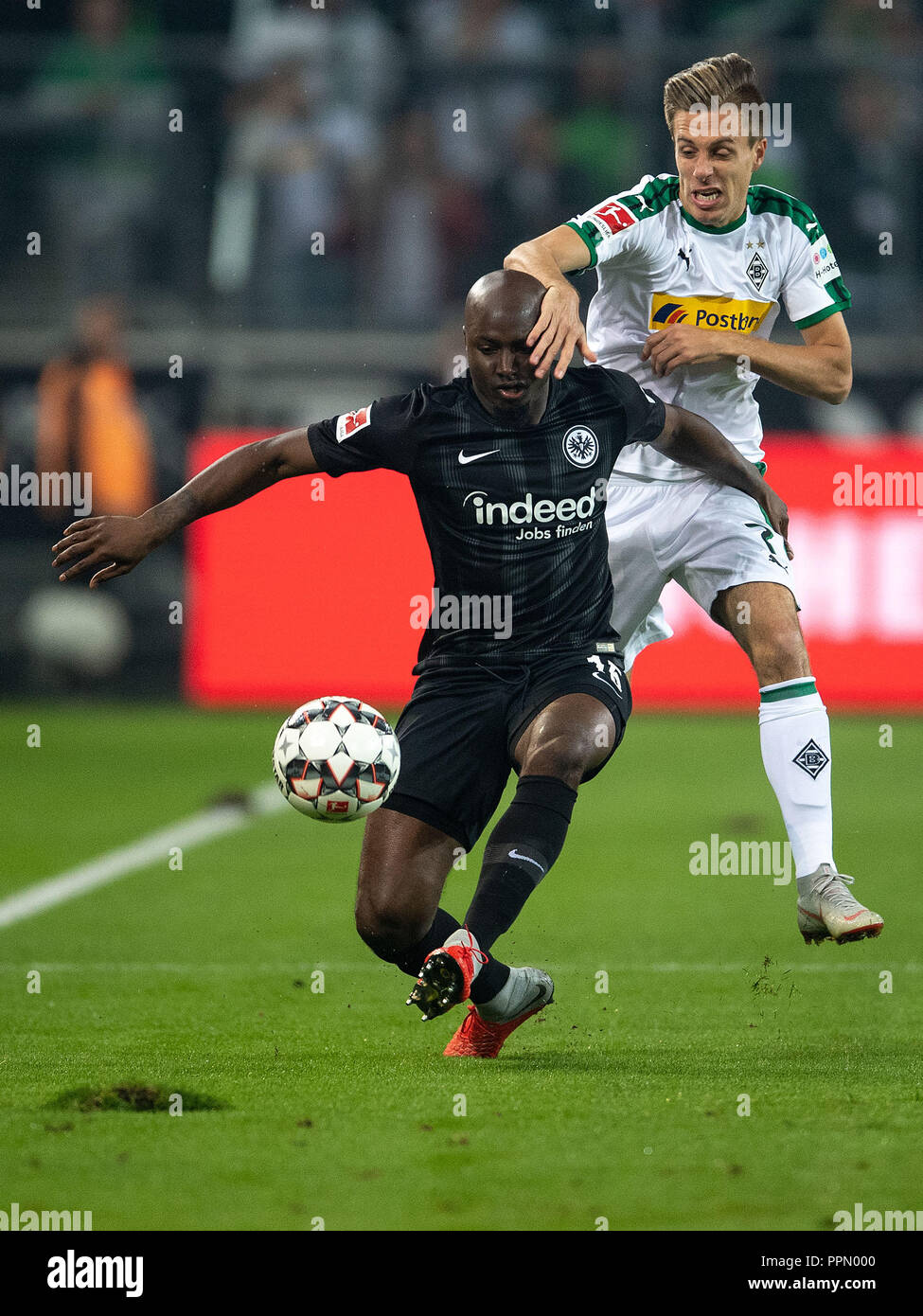 26. September 2018, Nordrhein-Westfalen, Mönchengladbach: Fußball: Bundesliga, Borussia Mönchengladbach - Eintracht Frankfurt 5 Spieltag im Borussia-Park. Gladbach ist Patrick Herrmann (r) und der Frankfurter Jetro Willems kämpfen um den Ball. (EMBARGO BEDINGUNGEN - ACHTUNG: Der DFB verbietet die Nutzung und Veröffentlichung der sequenziellen Bilder auf das Internet und andere Onlinemedien während des Spiels (einschließlich der halben Zeit). Achtung: SPERRFRIST! Der DFB erlaubt die weitere Nutzung und Veröffentlichung der Bilder für mobile Dienste (insbesondere MMS) und nur nach DVB-H und DMB. Stockfoto