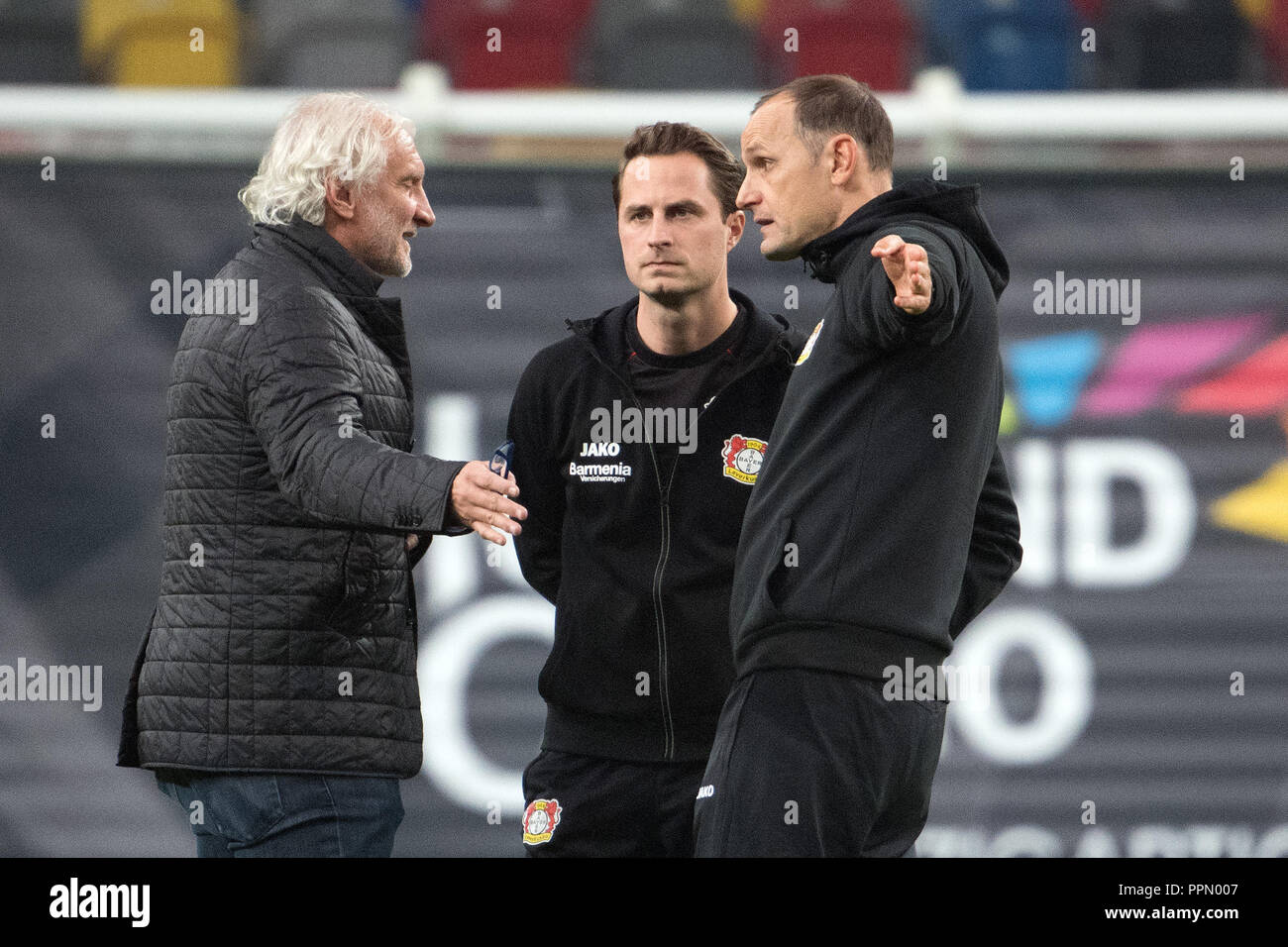 26. September 2018, Nordrhein-Westfalen, Düsseldorf: Fußball: Bundesliga, Fortuna Düsseldorf, Bayer Leverkusen, 5. Spieltag in der Merkur Arena. Leverkusens Rudi Völler (l) im Gespräch mit Trainer Heiko Herrlich (r) und Marcel Daum, Co-Trainer video Analyse nach dem Spiel. (EMBARGO BEDINGUNGEN - ACHTUNG: Der DFB verbietet die Nutzung und Veröffentlichung der sequenziellen Bilder auf das Internet und andere Onlinemedien während des Spiels (einschließlich der halben Zeit). Achtung: SPERRFRIST! Der DFB erlaubt die weitere Nutzung und Veröffentlichung der Bilder für mobile Dienste (insbesondere MMS) und für Stockfoto