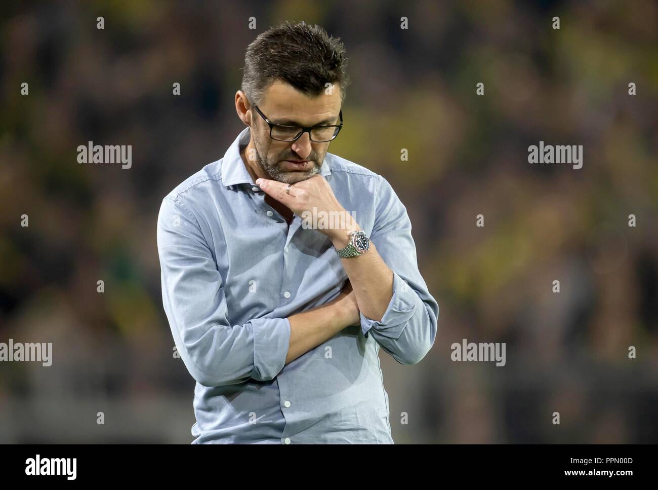 26. September 2018, Nordrhein-Westfalen, Dortmund: Fußball: Bundesliga, Borussia Dortmund - 1.FC Nürnberg, 5.Spieltag am Signal Iduna Park: Trainer Michael Köllner von Nürnberg an der Seitenlinie. (EMBARGO BEDINGUNGEN - ACHTUNG: Der DFB verbietet die Nutzung und Veröffentlichung der sequenziellen Bilder auf das Internet und andere Onlinemedien während des Spiels (einschließlich der halben Zeit). Achtung: SPERRFRIST! Der DFB erlaubt die weitere Nutzung und Veröffentlichung der Bilder für mobile Dienste (insbesondere MMS) und für die erst nach dem Ende des Matches DVB-H und DMB.) Foto: Bernd Thissen/DP Stockfoto