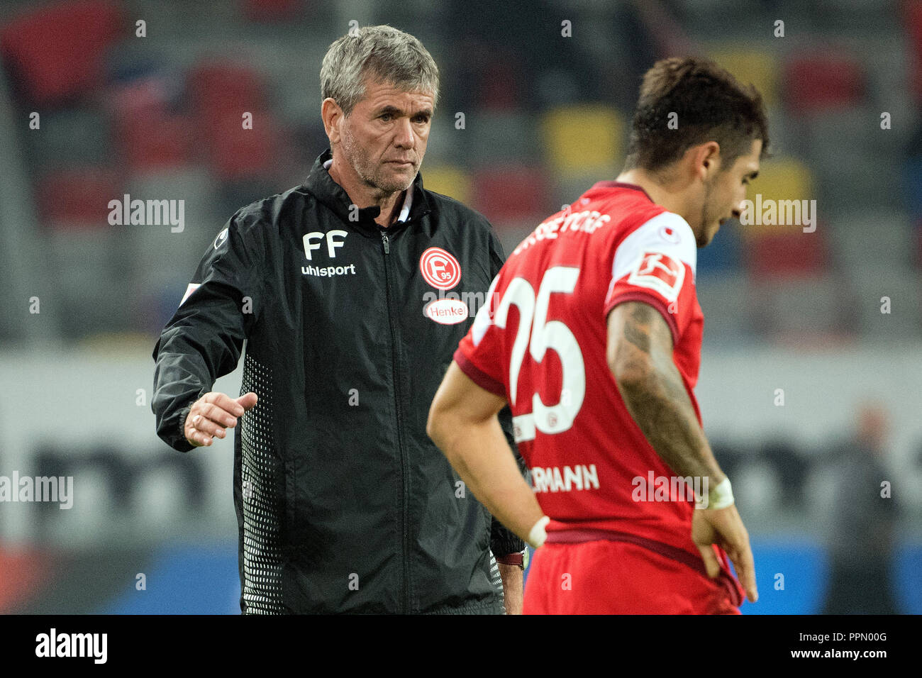 26. September 2018, Nordrhein-Westfalen, Düsseldorf: Fußball: Bundesliga, Fortuna Düsseldorf, Bayer Leverkusen, 5. Spieltag in der Merkur Arena. Düsseldorf trainer Friedhelm Funkel geht zu seinem spiler Matthias Zimmermann nach dem Spiel (EMBARGO BEDINGUNGEN - ACHTUNG: Der DFB verbietet die Nutzung und Veröffentlichung der sequenziellen Bilder auf das Internet und andere Onlinemedien während des Spiels (einschließlich der halben Zeit). Achtung: SPERRFRIST! Der DFB erlaubt die weitere Nutzung und Veröffentlichung der Bilder für mobile Dienste (insbesondere MMS) und nur nach dem e DVB-H und DMB. Stockfoto
