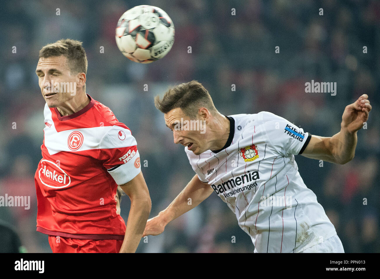 26. September 2018, Nordrhein-Westfalen, Düsseldorf: Fußball: Bundesliga, Fortuna Düsseldorf, Bayer Leverkusen, 5. Spieltag in der Merkur Arena. Die Düsseldorfer Marcel Sobottka (l) und Leverkusens Dominik Kohr kämpfen um den Ball. (EMBARGO BEDINGUNGEN - ACHTUNG: Der DFB verbietet die Nutzung und Veröffentlichung der sequenziellen Bilder auf das Internet und andere Onlinemedien während des Spiels (einschließlich der halben Zeit). Achtung: SPERRFRIST! Der DFB erlaubt die weitere Nutzung und Veröffentlichung der Bilder für mobile Dienste (insbesondere MMS) und für DVB-H und DMB erst nach Ende der Th Stockfoto