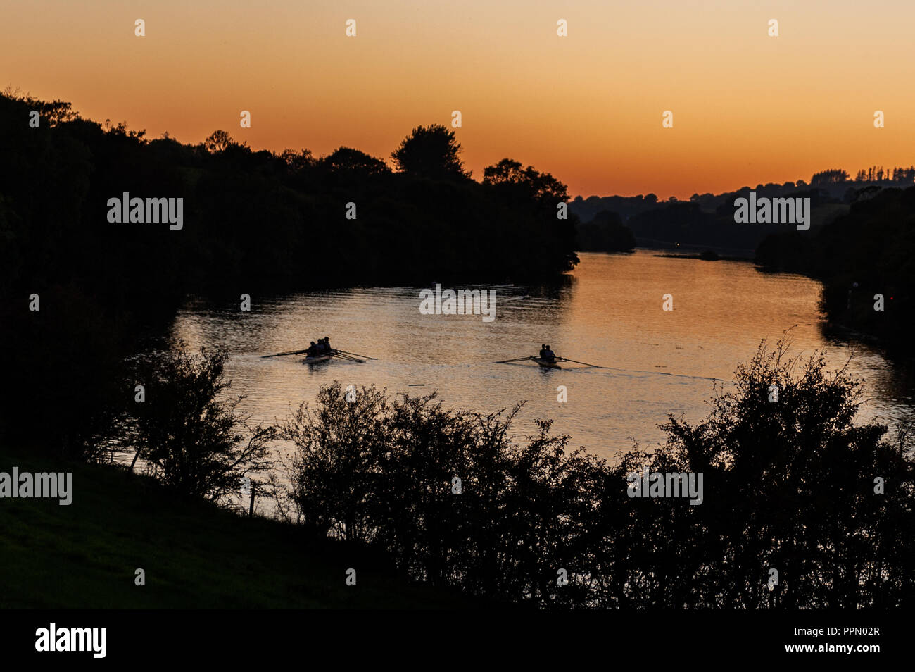 Skibbereen, West Cork, Irland. 26. September 2018. Junge Ruderer von Skibbereen Ruderclub ein Training auf dem Fluss Kaiser am Ende des Tages Sonnenschein in West Cork. Credit: Andy Gibson/Alamy Leben Nachrichten. Stockfoto