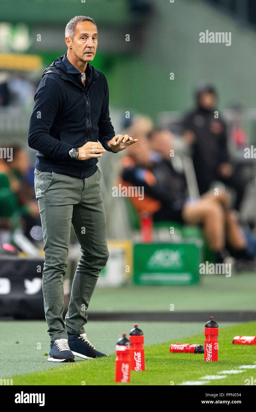 26. September 2018, Nordrhein-Westfalen, Mönchengladbach: Fußball: Bundesliga, Borussia Mönchengladbach - Eintracht Frankfurt 5 Spieltag im Borussia-Park. Frankfurt Trainer Adi Hütter Gesten auf der Seitenlinie. (EMBARGO BEDINGUNGEN - ACHTUNG: Der DFB verbietet die Nutzung und Veröffentlichung der sequenziellen Bilder auf das Internet und andere Onlinemedien während des Spiels (einschließlich der halben Zeit). Achtung: SPERRFRIST! Der DFB erlaubt die weitere Nutzung und Veröffentlichung der Bilder für mobile Dienste (insbesondere MMS) und für die erst nach dem Ende des Matches DVB-H und DMB.) Foto: Ma Stockfoto