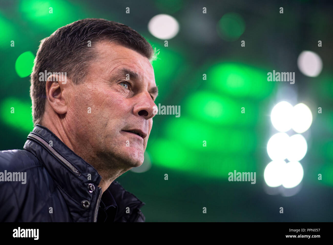 26. September 2018, Nordrhein-Westfalen, Mönchengladbach: Fußball: Bundesliga, Borussia Mönchengladbach - Eintracht Frankfurt 5 Spieltag im Borussia-Park. Gladbach's Coach Dieter Hecking schaut in die Runde vor dem Spiel. (EMBARGO BEDINGUNGEN - ACHTUNG: Der DFB verbietet die Nutzung und Veröffentlichung der sequenziellen Bilder auf das Internet und andere Onlinemedien während des Spiels (einschließlich der halben Zeit). Achtung: SPERRFRIST! Der DFB erlaubt die weitere Nutzung und Veröffentlichung der Bilder für mobile Dienste (insbesondere MMS) und für die erst nach dem Ende des DVB-H und DMB. Stockfoto