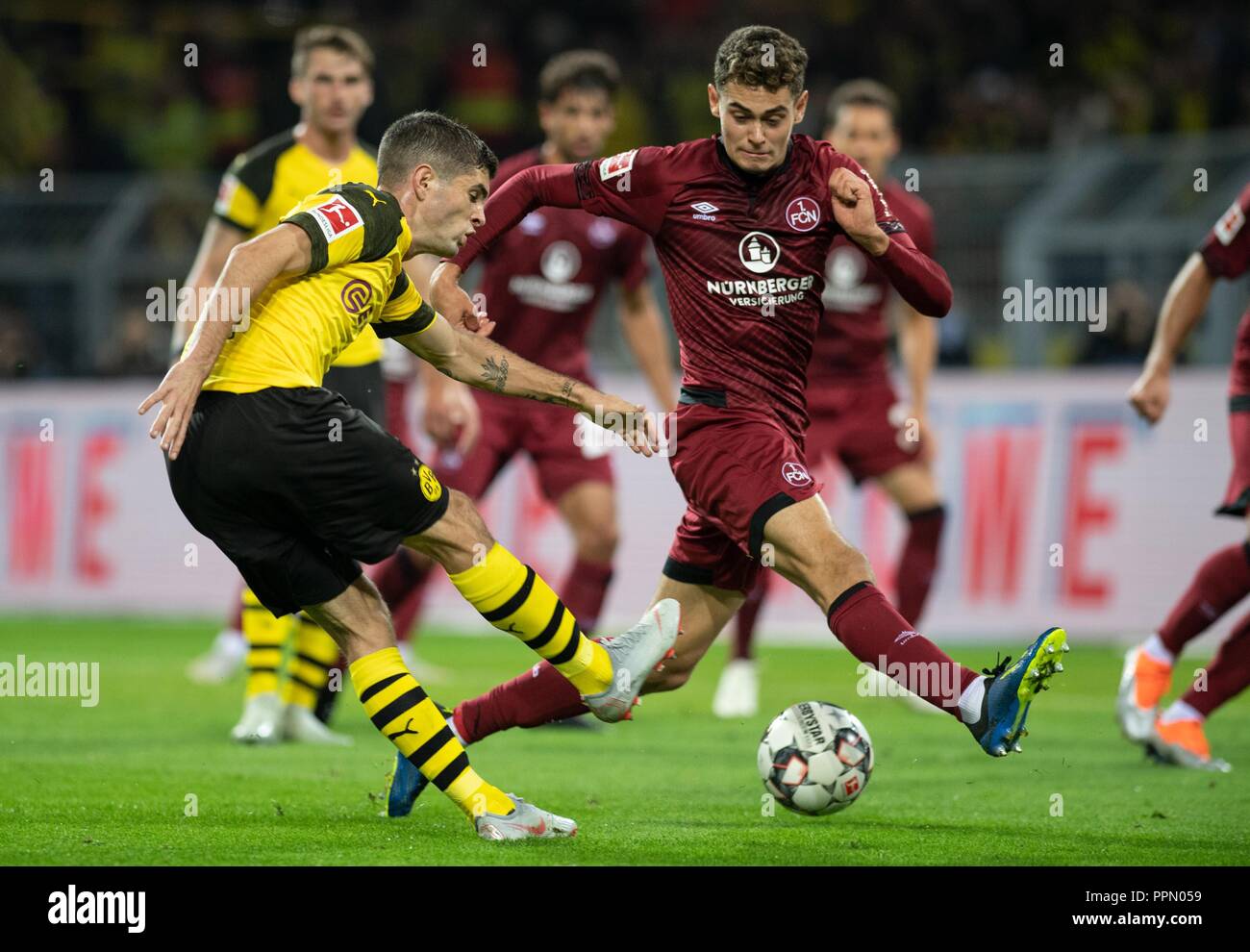 26. September 2018, Nordrhein-Westfalen, Dortmund: Fußball: Bundesliga, Borussia Dortmund - 1.FC Nürnberg, 5. Spieltag in Signal Iduna Park: Dortmunder Christian Pulisic (l) und Alexander Fuchs Nürnberg versuchen, die Kugel zu erhalten. (EMBARGO BEDINGUNGEN - ACHTUNG: Der DFB verbietet die Nutzung und Veröffentlichung der sequenziellen Bilder auf das Internet und andere Onlinemedien während des Spiels (einschließlich der halben Zeit). Achtung: SPERRFRIST! Der DFB erlaubt die weitere Nutzung und Veröffentlichung der Bilder für mobile Dienste (insbesondere MMS) und für DVB-H und DMB nur nach Th Stockfoto