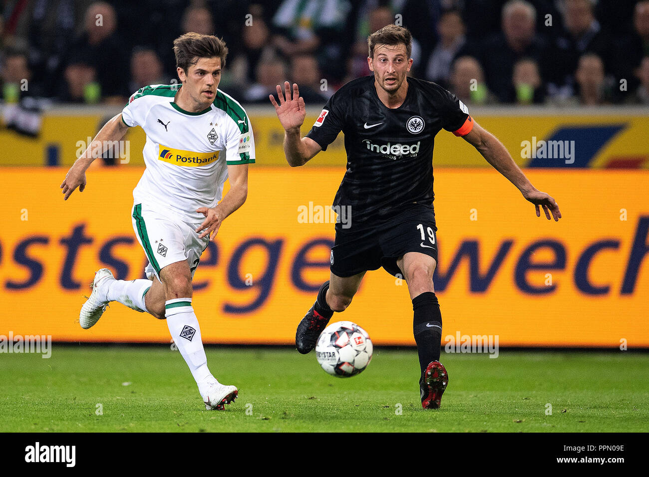26. September 2018, Nordrhein-Westfalen, Mönchengladbach: Fußball: Bundesliga, Borussia Mönchengladbach - Eintracht Frankfurt 5 Spieltag im Borussia-Park. Gladbach ist Jonas Hofmann (L) und der Frankfurter David Abraham Kampf um den Ball. (EMBARGO BEDINGUNGEN - ACHTUNG: Der DFB verbietet die Nutzung und Veröffentlichung der sequenziellen Bilder auf das Internet und andere Onlinemedien während des Spiels (einschließlich der halben Zeit). Achtung: SPERRFRIST! Der DFB erlaubt die weitere Nutzung und Veröffentlichung der Bilder für mobile Dienste (insbesondere MMS) und nur nach dem DVB-H und DMB. Stockfoto