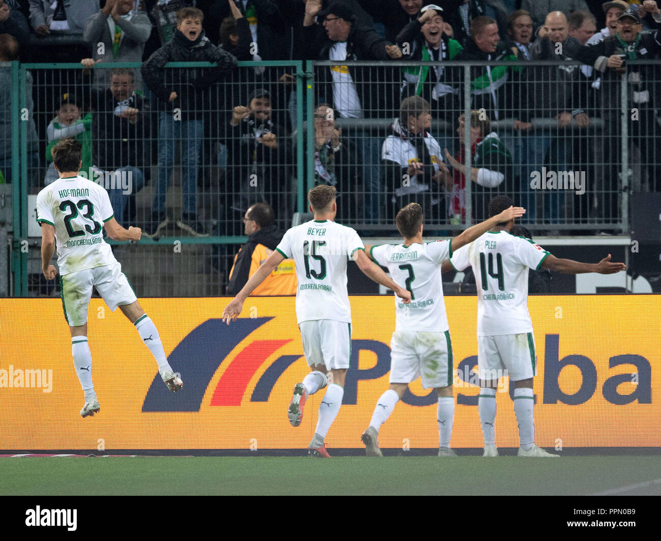 26. September 2018, Nordrhein-Westfalen, Mönchengladbach: Fußball: Bundesliga, Borussia Mönchengladbach - Eintracht Frankfurt 5 Spieltag im Borussia-Park. Gladbach ist Jonas Hofmann (L-R), Louis Beyer, Michael Lang und Torschütze Alassane Plädoyer Beifall für eine Leitung 1-0 nach dem Ziel. (EMBARGO BEDINGUNGEN - ACHTUNG: Der DFB verbietet die Nutzung und Veröffentlichung der sequenziellen Bilder auf das Internet und andere Onlinemedien während des Spiels (einschließlich der halben Zeit). Achtung: SPERRFRIST! Der DFB erlaubt die weitere Nutzung und Veröffentlichung der Bilder für mobile Dienste (especia Stockfoto