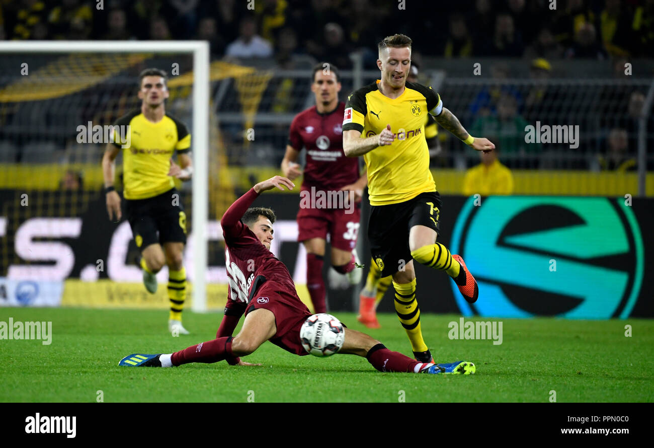 26. September 2018, Nordrhein-Westfalen, Dortmund: Fußball: Bundesliga, Borussia Dortmund - 1.FC Nürnberg, 5.Spieltag am Signal Iduna Park. Marco Reus aus Dortmund und Alexander Fuchs (l) von Nürnberg im Duell. (EMBARGO BEDINGUNGEN - ACHTUNG: Der DFB verbietet die Nutzung und Veröffentlichung der sequenziellen Bilder auf das Internet und andere Onlinemedien während des Spiels (einschließlich der halben Zeit). Achtung: SPERRFRIST! Der DFB erlaubt die weitere Nutzung und Veröffentlichung der Bilder für mobile Dienste (insbesondere MMS) und für die erst nach dem Ende des Matches DVB-H und DMB. Stockfoto