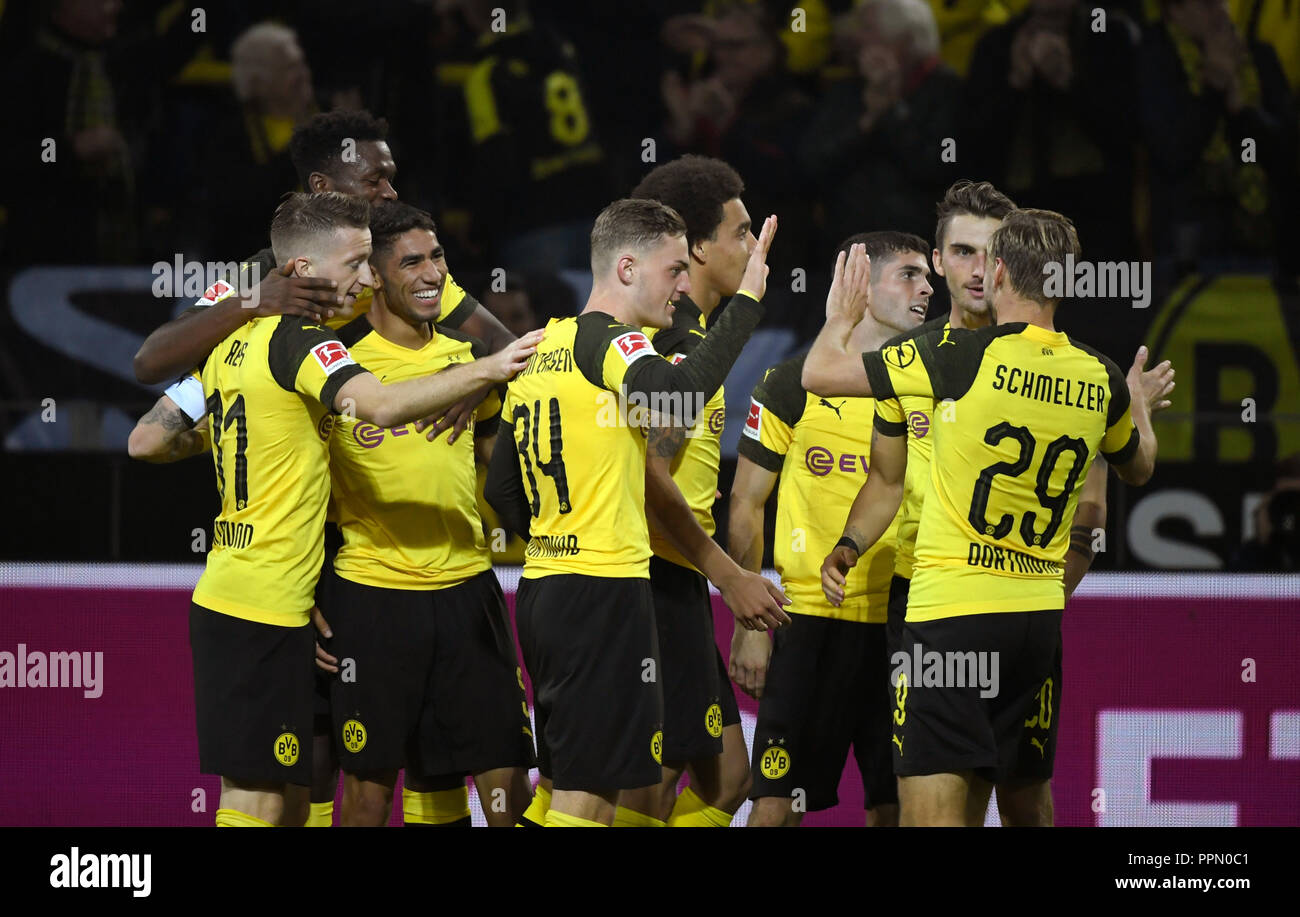 26. September 2018, Nordrhein-Westfalen, Dortmund: Fußball: Bundesliga, Borussia Dortmund - 1.FC Nürnberg, 5.Spieltag am Signal Iduna Park. Spieler aus Dortmund jubeln die 3:0 gegen Nürnberg von Achraf Hakimi (3. von links). (EMBARGO BEDINGUNGEN - ACHTUNG: Der DFB verbietet die Nutzung und Veröffentlichung der sequenziellen Bilder auf das Internet und andere Onlinemedien während des Spiels (einschließlich der halben Zeit). Achtung: SPERRFRIST! Der DFB erlaubt die weitere Nutzung und Veröffentlichung der Bilder für mobile Dienste (insbesondere MMS) und für die erst nach dem Ende o DVB-H und DMB. Stockfoto