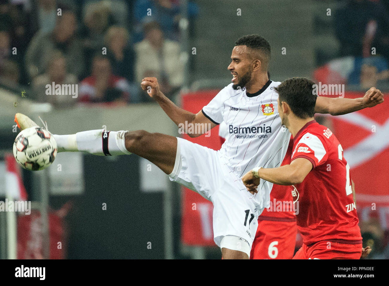 26. September 2018, Nordrhein-Westfalen, Düsseldorf: Fußball: Bundesliga, Fortuna Düsseldorf, Bayer Leverkusen, 5. Spieltag in der Merkur Arena. Der Düsseldorfer Matthias Zimmermann (R) und der Leverkusener Isaac Kiese Thelin kämpfen um den Ball. (EMBARGO BEDINGUNGEN - ACHTUNG: Der DFB verbietet die Nutzung und Veröffentlichung der sequenziellen Bilder auf das Internet und andere Onlinemedien während des Spiels (einschließlich der halben Zeit). Achtung: SPERRFRIST! Der DFB erlaubt die weitere Nutzung und Veröffentlichung der Bilder für mobile Dienste (insbesondere MMS) und nur nach DVB-H und DMB. Stockfoto