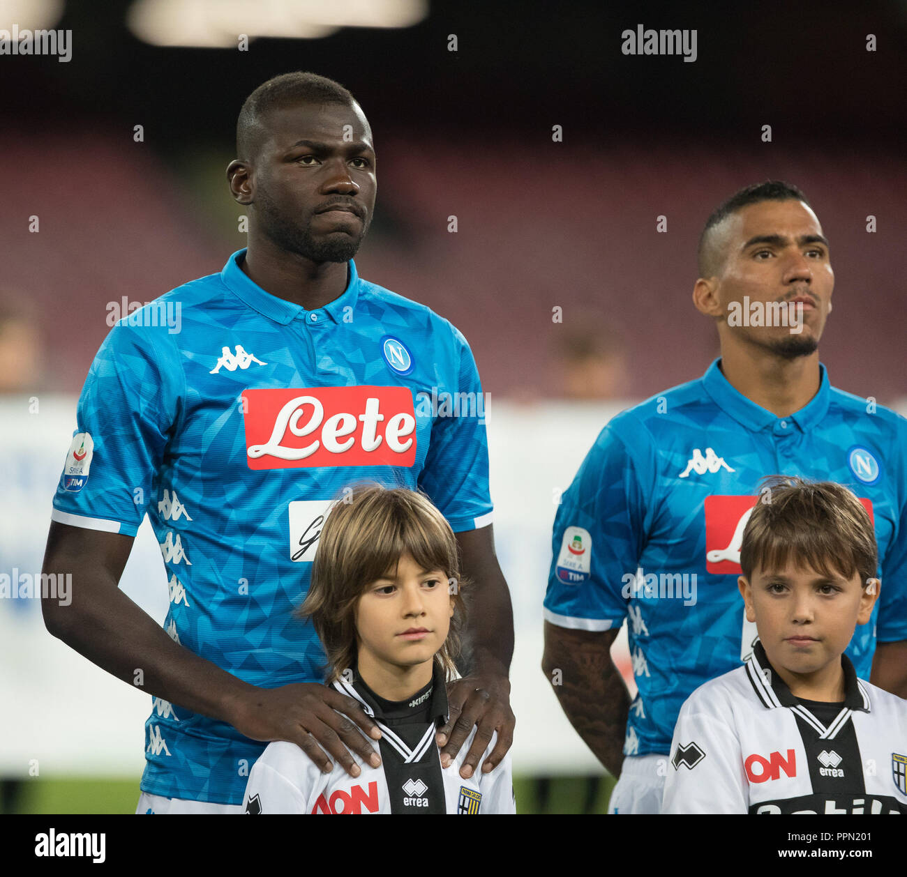 Neapel, Kampanien, Italien. 26 Sep, 2018. K. Koulibaly und Allan des SSC Napoli gesehen, bevor die Serie ein Fußballspiel zwischen SSC Napoli und Parma Calcio San Paolo Stadions. Credit: Ernesto Vicinanza/SOPA Images/ZUMA Draht/Alamy leben Nachrichten Stockfoto