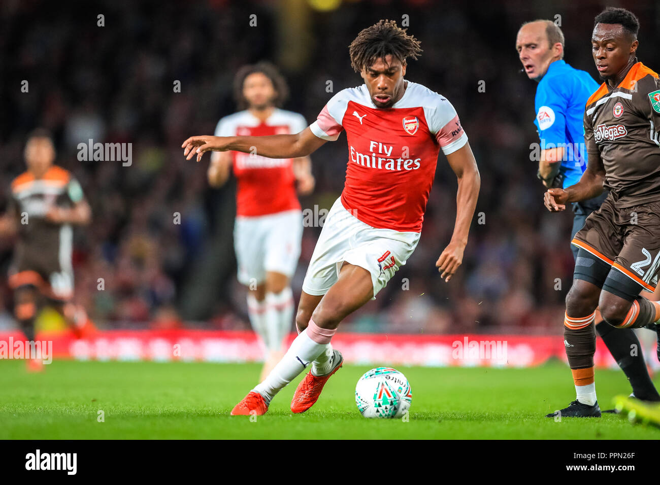 London, Großbritannien. 26. September 2018. Carabao EFL-Pokal, dritte Runde, Arsenal v Brentford; Alex Iwobi (17) von Arsenal auf dem Ball. Credit: Georgie Kerr/News Bilder der Englischen Football League Bilder unterliegen DataCo Lizenz Credit: Aktuelles Bilder/Alamy leben Nachrichten Stockfoto