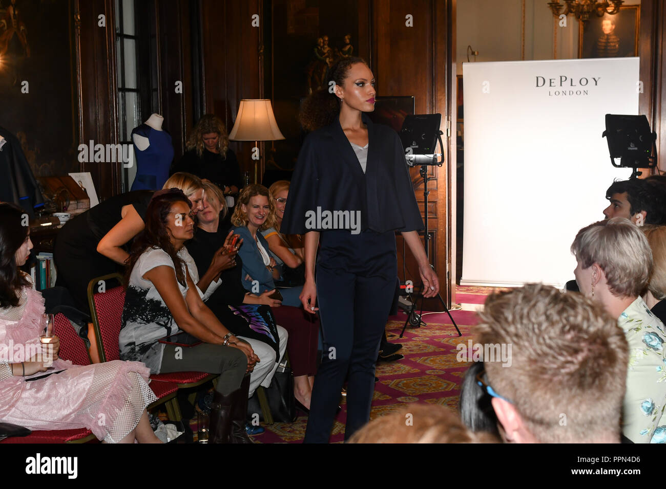 London, Großbritannien. 26. Sep 2018. Bernice Pan-Gründer und Creative Director - Bereitstellung von London Vitrinen ist neueste Modenschau BEREITSTELLEN AW 18 Sammlung mit Partner Claudia Simms und Tosin Trimmen und an der Oriental Club, UK sprechen. 23. September 2018. Bild Capital/Alamy leben Nachrichten Stockfoto