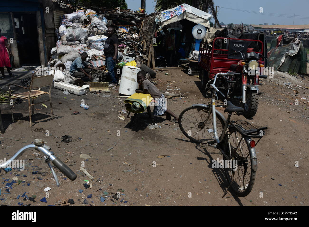 Accra, Ghana. 12 Juni, 2018. Ein altes Fahrrad steht vor der Werkstatt der  Recycler in Agbogbloshie. Hier die Männer nehmen alte Elektrogeräte  abgesehen, um die Rohstoffe Metalle verkaufen und entfernen. Credit: Gioia