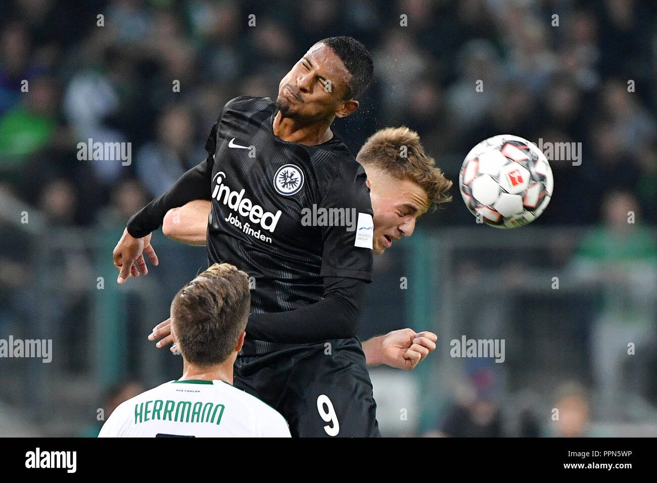 Dortmund, Deutschland. 26 Sep, 2018. Sebastien Haller (oben L) von Eintracht Frankfurt und Louis Jordan Beyer von Borussia Mönchengladbach Kampf um den Ball während dem Bundesligaspiel zwischen Borussia Mönchengladbach und Eintracht Frankfurt im Borussia-Park in Mönchengladbach, Deutschland, Sept. 26, 2018. Mönchengladbach gewann 3-1. Credit: Ulrich Hufnagel/Xinhua/Alamy leben Nachrichten Stockfoto