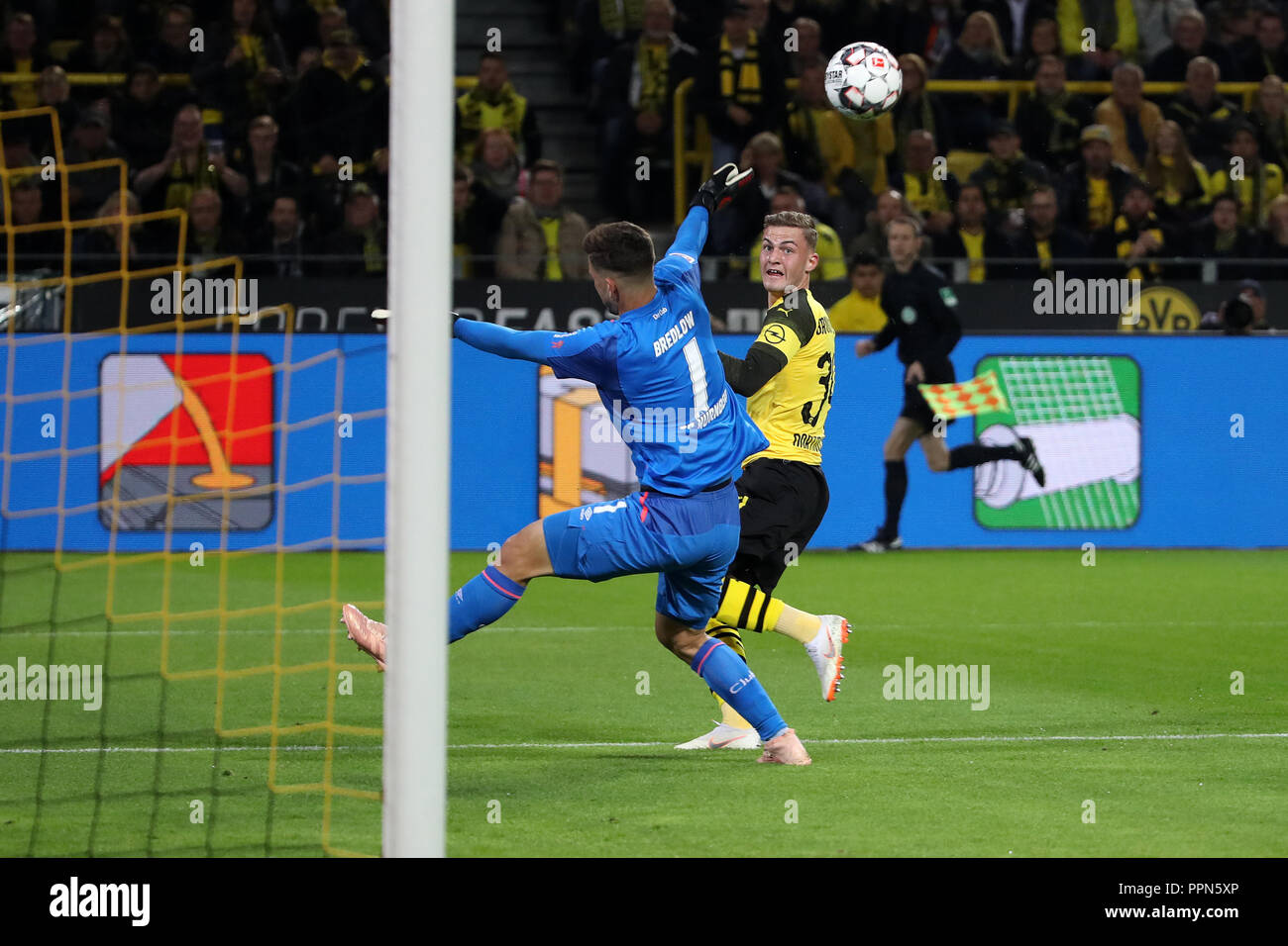 Dortmund, Deutschland. 26 Sep, 2018. Jakob Bruun Larsen von Borussia Dortmund schießt und Kerben während dem Bundesligaspiel zwischen Borussia Dortmund und dem 1. FC Nürnberg am Signal Iduna Park, Dortmund, Deutschland, Sept. 26, 2018. Borussia Dortmund gewann 7-0. Quelle: Joachim Bywaletz/Xinhua/Alamy leben Nachrichten Stockfoto