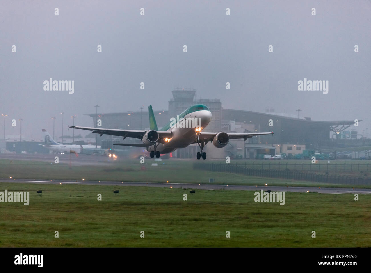 Cork Airport, Cork, Irland. 27 September, 2018. Aer Lingus Flug EI710 von London Heathrow entfernt sich in Nebel vom Flughafen Cork, Irland. Quelle: David Creedon/Alamy leben Nachrichten Stockfoto