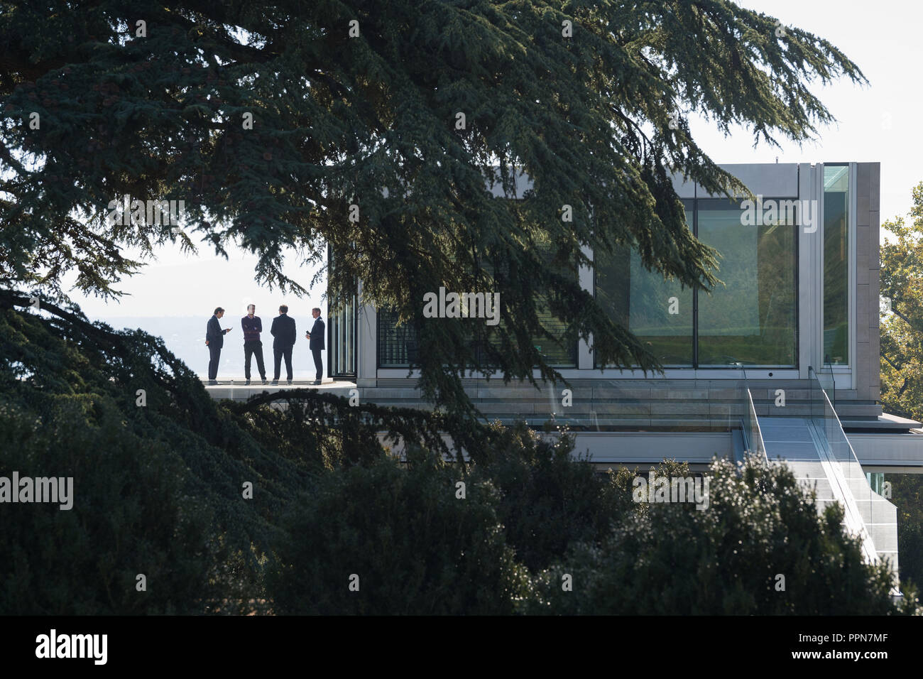 27. September 2018, Schweiz, Nyon: Vier Männer in dunklen Anzügen stehen auf der Terrasse des UEFA-Hauptsitz am Genfer See. Die Entscheidung über den Austragungsort des nächsten aber eine kontinentale Turnier wird von den Mitgliedern des Exekutivkomitees der UEFA auf ihrer Tagung vom 27. September 2018. Die Fußball-Verbände aus Deutschland und der Türkei werden konkurrieren die 2024 Fußball-Europameisterschaft zu bewirten. Foto: Soeren Stache/dpa Stockfoto