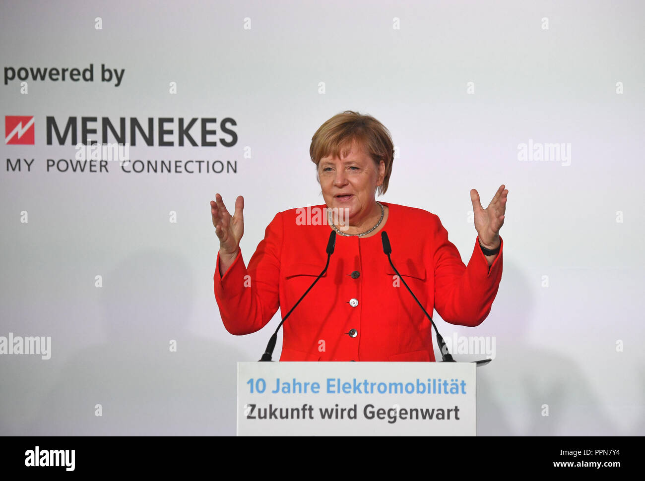 Berlin, Deutschland. 27. September 2018, Berlin: Bundeskanzlerin Angela Merkel (CDU) spricht auf dem Symposium "10 Jahre der Elektromobilität - Zukunft wird Gegenwart' auf der EUREF-Campus. Das Symposium Programm spiegelt die Ausrichtung auf die Zukunft ganzheitliche Entwicklung von Mobilität. Foto: Ralf Hirschberger/dpa-Zentralbild/dpa Quelle: dpa Picture alliance/Alamy leben Nachrichten Stockfoto