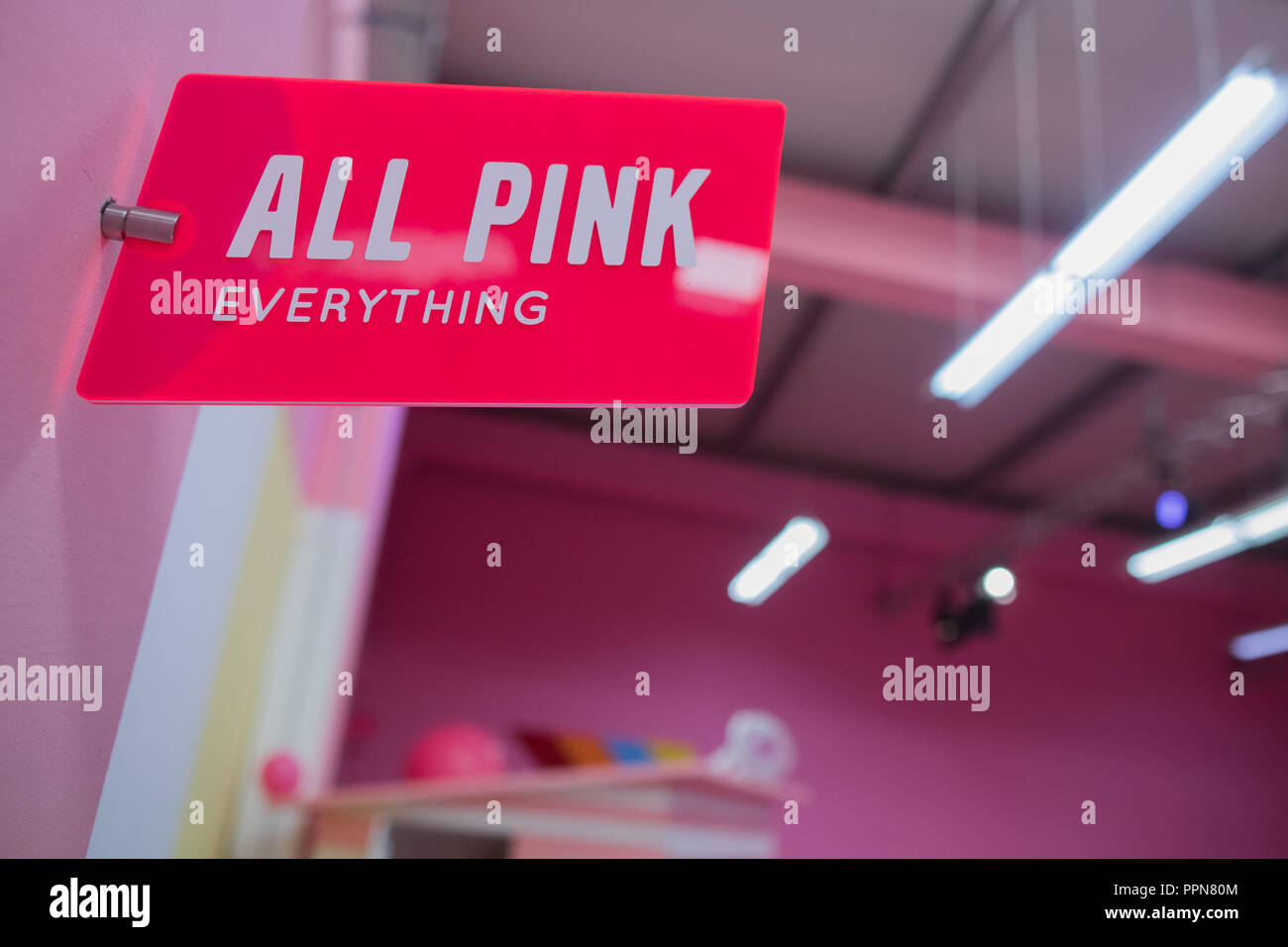 Köln, Deutschland. 27. Sep 2018. 27. September 2018, Nordrhein-Westfalen, Köln: Alle Rosa ist Alles in der Supercandy Pop-Up-Museum. Bis 30.12.2018 Die 20 Fuß-in-Installationen zu sehen und in der 'Made erlebt werden - für - Instagram' Ausstellung in Köln-ehrenfeld. Foto: Rolf Vennenbernd/dpa Quelle: dpa Picture alliance/Alamy leben Nachrichten Stockfoto