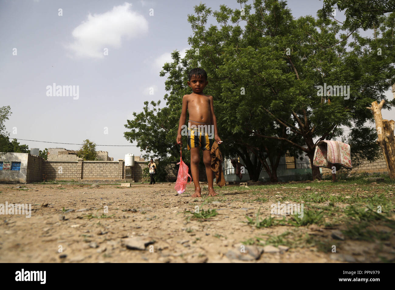 (180927) - HODEIDAH, Sept. 27, 2018 (Xinhua) - ein Kind, das zu Hause in Hodeidah aufgrund der verstärkten Konflikt geflohen, Spaziergänge im Garten eines vorübergehenden Vertriebenen Camp am Stadtrand von Hodeidah, Jemen, on Sept. 26, 2018. (Xinhua / Mohammed Mohammed) (yk) Stockfoto