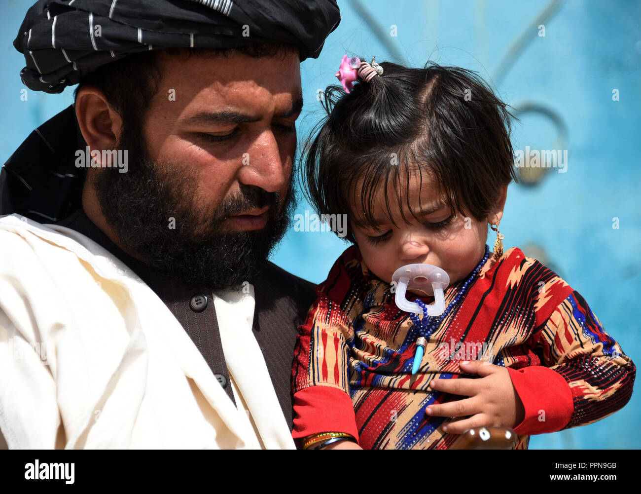 Kandahar, Afghanistan. 27 Sep, 2018. Ein Mann hält seine Tochter, die durch Kinderlähmung infiziert wurde, in Kandahar Stadt, die Hauptstadt der Provinz Kandahar, Afghanistan, Sept. 27, 2018. Eine frische ansteckende poliomyelitis Fall in Afghanistan erkannt wurde, womit sich die Zahl der bestätigten Fälle von Polio Virus zu 15 bis jetzt dieses Jahr, der afghanischen Öffentlichkeit Gesundheit Ministerium sagte Mittwoch. Credit: Sanaullah Seiam/Xinhua/Alamy leben Nachrichten Stockfoto