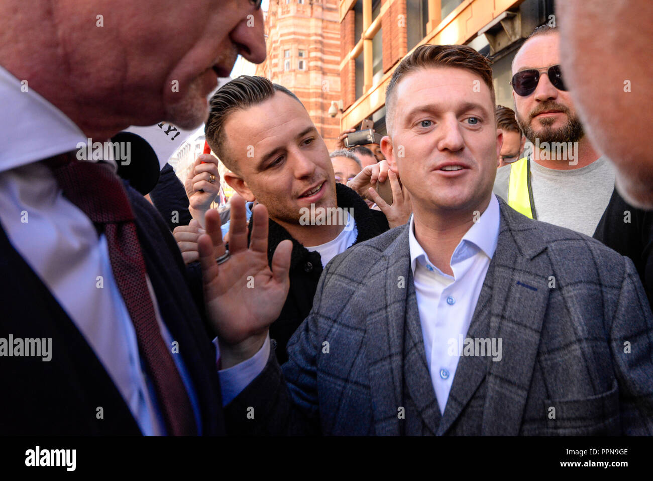 Stephen Yaxley Lennon, Tommy Robinson, erschien im zentralen Strafgerichtshof, Old Bailey, der Geringschätzung beschuldigt. Der Prozess ist zum Fokus seiner Unterstützer und antifaschistischen und antirassistischen Gruppen geworden, die draußen demonstrierten. Umgeben von Support-Team, darunter Daniel Thomas - Danny Thomo Stockfoto