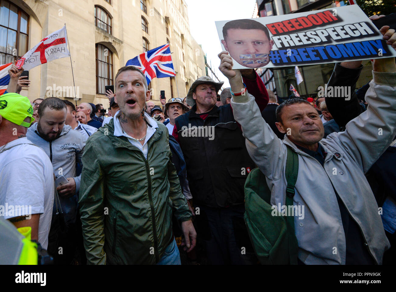 Stephen Yaxley Lennon, Tommy Robinson, erschien in der Zentralen Strafgerichtshof, Old Bailey, warf der Missachtung des Gerichts. Die Studie hat den Fokus seiner Anhänger und antifaschistischen und antirassistischen Gruppen, die bewiesen außerhalb werden Stockfoto