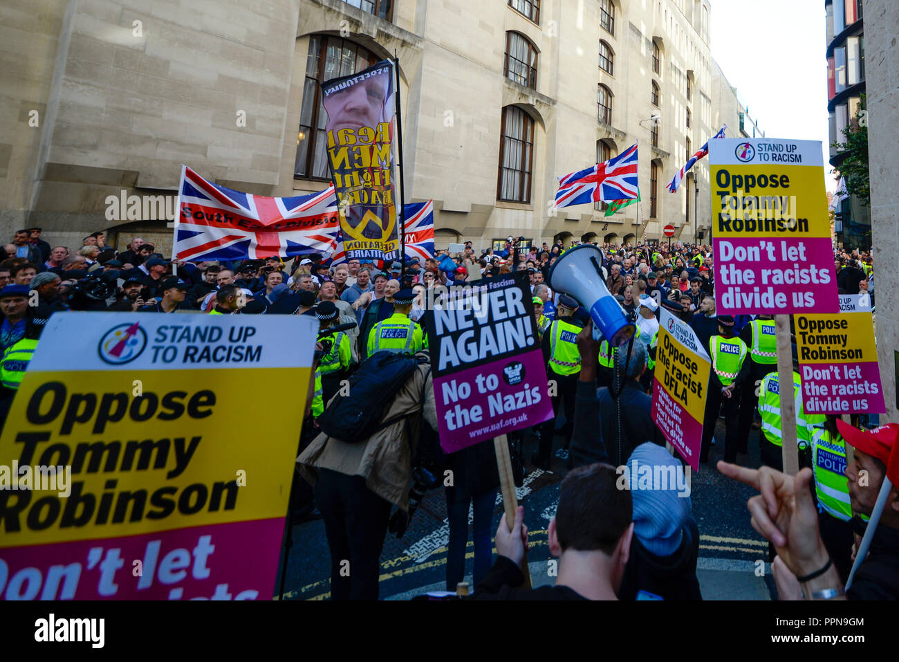 Stephen Yaxley Lennon, Tommy Robinson, erschien in der Zentralen Strafgerichtshof, Old Bailey, warf der Missachtung des Gerichts. Die Studie hat den Fokus seiner Anhänger und antifaschistischen und antirassistischen Gruppen, die bewiesen außerhalb werden Stockfoto
