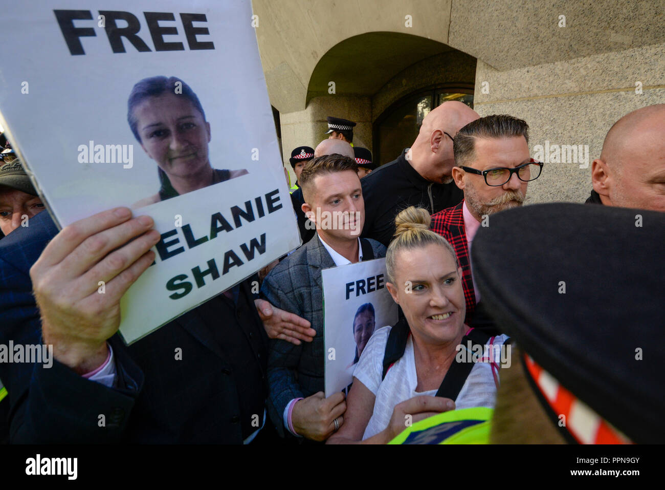 Stephen Yaxley Lennon, Tommy Robinson, erschien in der Zentralen Strafgerichtshof, Old Bailey, warf der Missachtung des Gerichts. Die Studie hat den Fokus seiner Anhänger und antifaschistischen und antirassistischen Gruppen, die bewiesen außerhalb werden Stockfoto