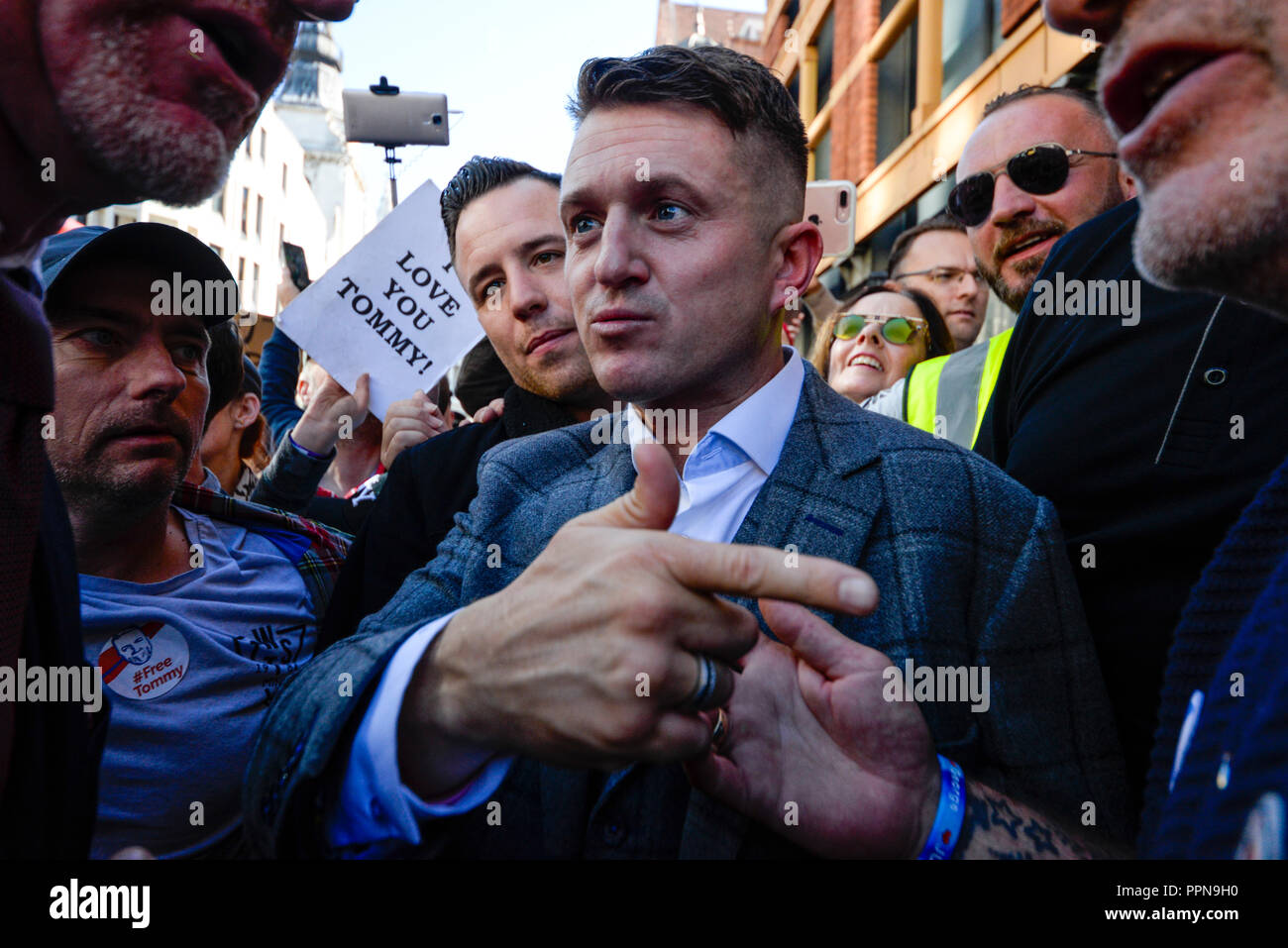 Stephen Yaxley Lennon, Tommy Robinson, erschien in der Zentralen Strafgerichtshof, Old Bailey, warf der Missachtung des Gerichts. Die Studie hat den Fokus seiner Anhänger und antifaschistischen und antirassistischen Gruppen, die bewiesen außerhalb werden Stockfoto