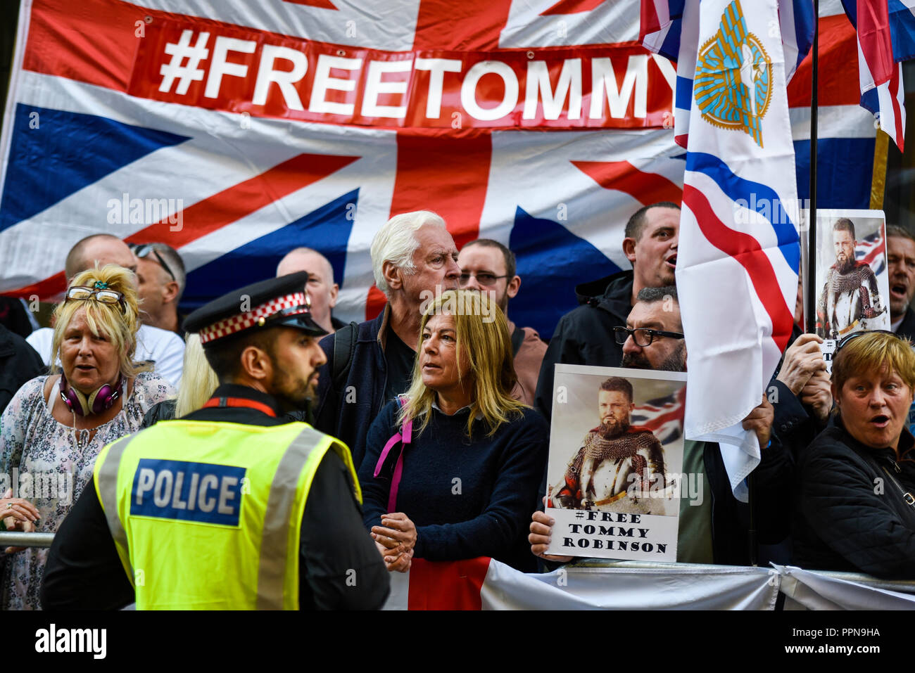 Stephen Yaxley Lennon, Tommy Robinson, erschien in der Zentralen Strafgerichtshof, Old Bailey, warf der Missachtung des Gerichts. Die Studie hat den Fokus seiner Anhänger und antifaschistischen und antirassistischen Gruppen, die bewiesen außerhalb werden Stockfoto