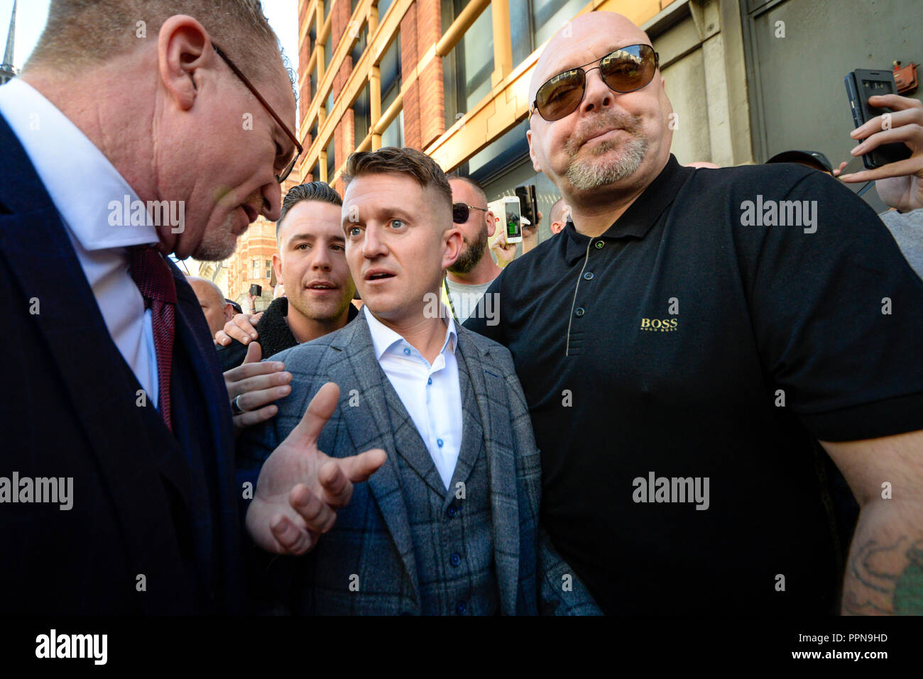 Stephen Yaxley Lennon, Tommy Robinson, erschien in der Zentralen Strafgerichtshof, Old Bailey, warf der Missachtung des Gerichts. Die Studie hat den Fokus seiner Anhänger und antifaschistischen und antirassistischen Gruppen, die bewiesen außerhalb werden Stockfoto
