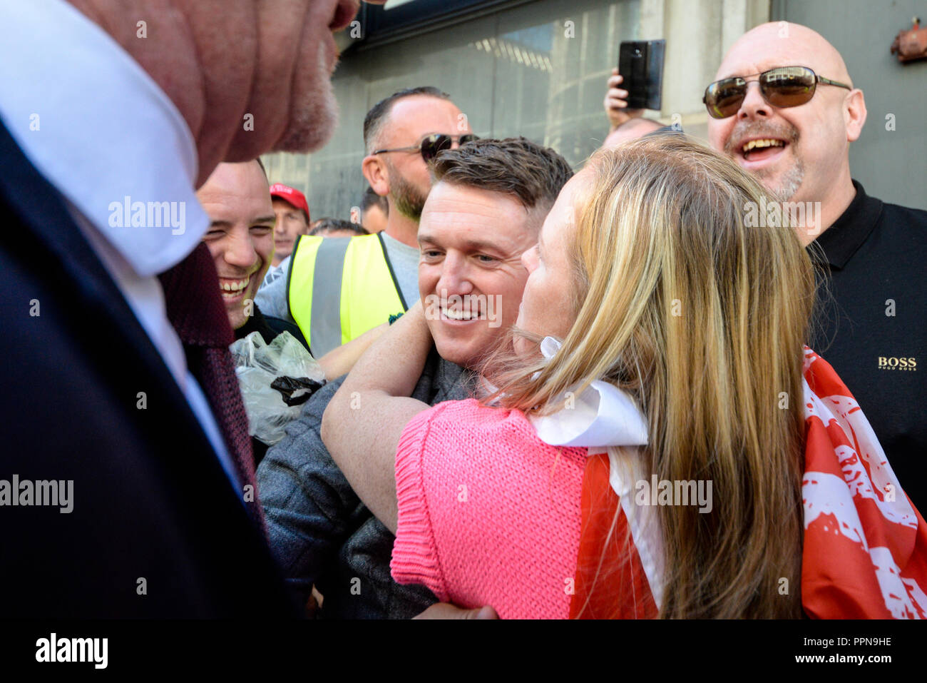 Stephen Yaxley Lennon, Tommy Robinson, erschien in der Zentralen Strafgerichtshof, Old Bailey, warf der Missachtung des Gerichts. Die Studie hat den Fokus seiner Anhänger und antifaschistischen und antirassistischen Gruppen, die bewiesen außerhalb werden Stockfoto