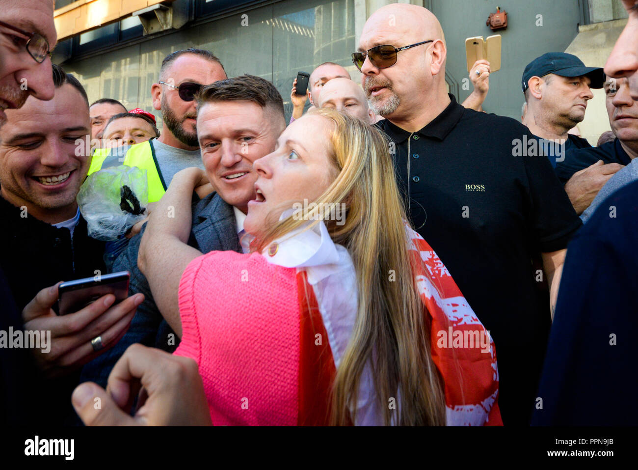 Stephen Yaxley Lennon, Tommy Robinson, erschien in der Zentralen Strafgerichtshof, Old Bailey, warf der Missachtung des Gerichts. Die Studie hat den Fokus seiner Anhänger und antifaschistischen und antirassistischen Gruppen, die bewiesen außerhalb werden Stockfoto