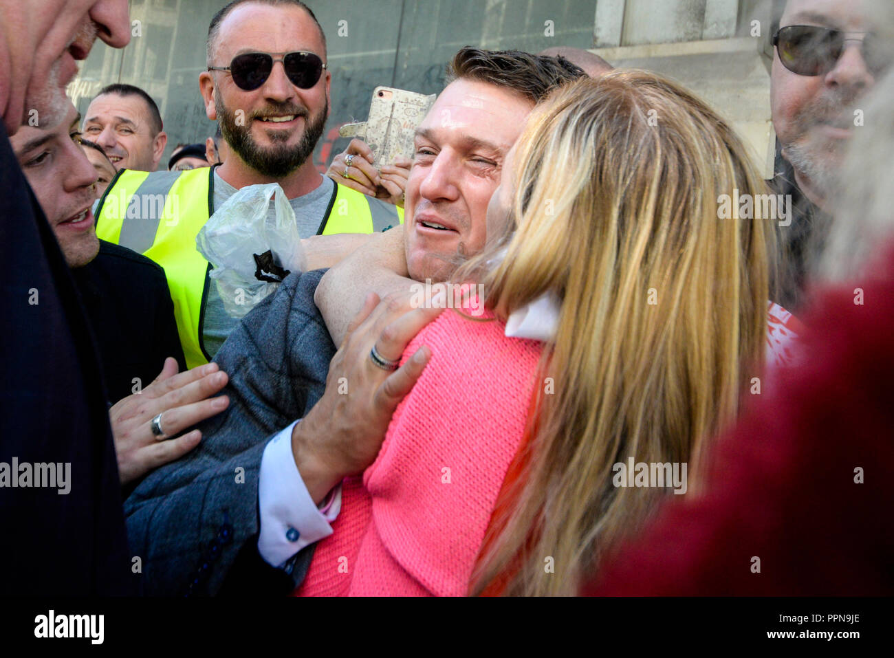 Stephen Yaxley Lennon, Tommy Robinson, erschien in der Zentralen Strafgerichtshof, Old Bailey, warf der Missachtung des Gerichts. Die Studie hat den Fokus seiner Anhänger und antifaschistischen und antirassistischen Gruppen, die bewiesen außerhalb werden Stockfoto