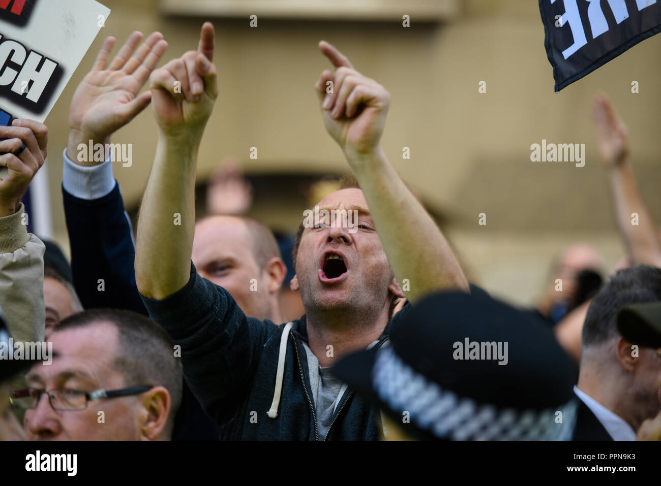 Stephen Yaxley Lennon, Tommy Robinson, erschien in der Zentralen Strafgerichtshof, Old Bailey, warf der Missachtung des Gerichts. Die Studie hat den Fokus seiner Anhänger und antifaschistischen und antirassistischen Gruppen, die bewiesen außerhalb werden Stockfoto