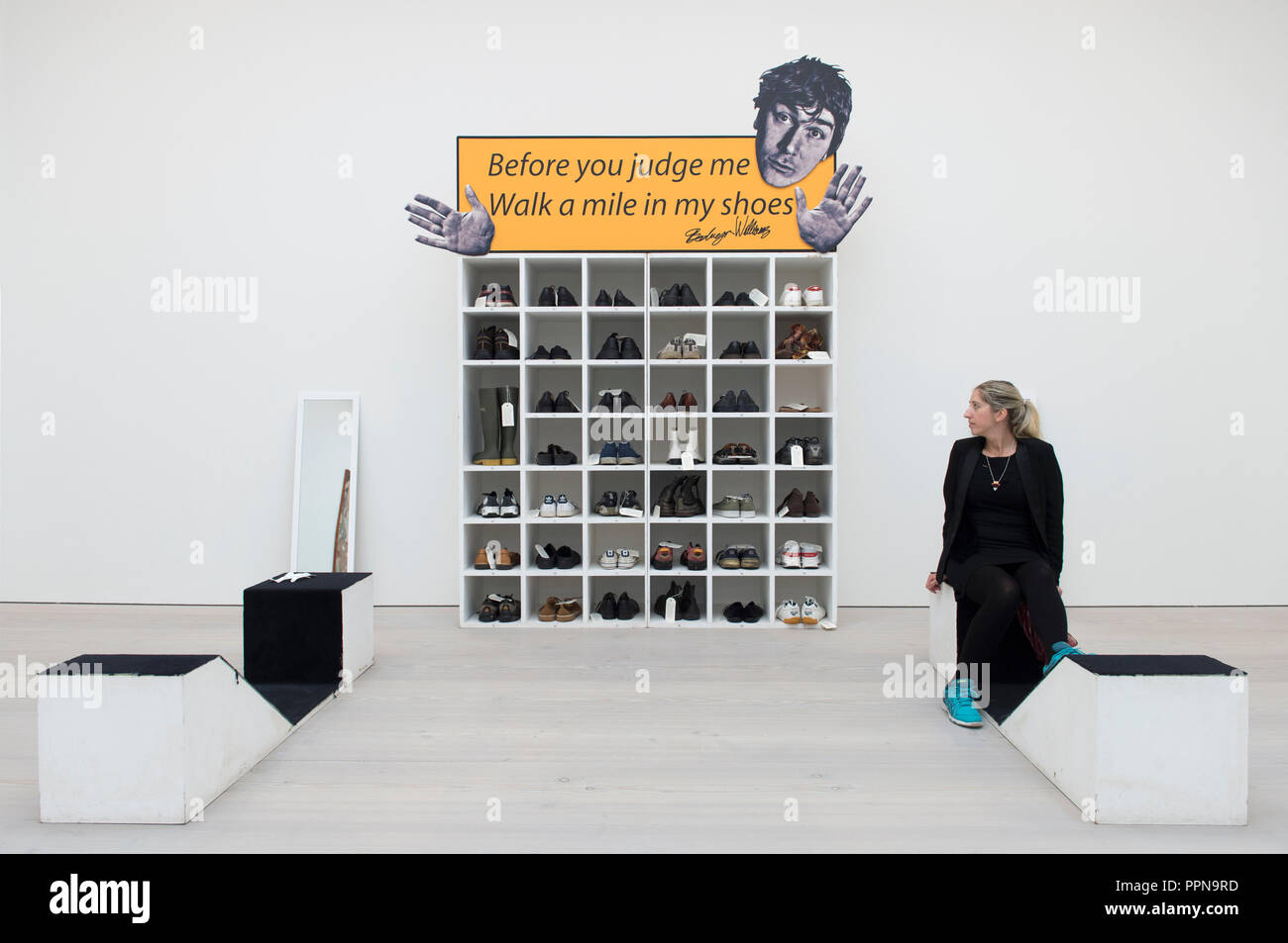 Saatchi Gallery, London, Großbritannien. 27. September 2018. Black Mirror erforscht die Rolle in der gesellschaftlichen Satire und wie politische Unsicherheit hat die Kunst der letzten Jahre beeinflusst. In einer Zeit, in der die kollektive Unbehagen, Schwarz Spiegel unterstreicht die Bedeutung der Kunst und Satire in Sezieren Machtstrukturen, das Hinterfragen gesellschaftlicher Normen und Visualisierung von politischen Unruhen, die für Entlastung zu den Unsicherheiten des Lebens. Bild: Bedwyr Williams. Gehen eine Meile in meine Schuhe, 2006. Mit galerie Personal gestellt. Arts Council Collection, Southbank Centre, London. Credit: Malcolm Park/Alamy Leben Nachrichten. Stockfoto
