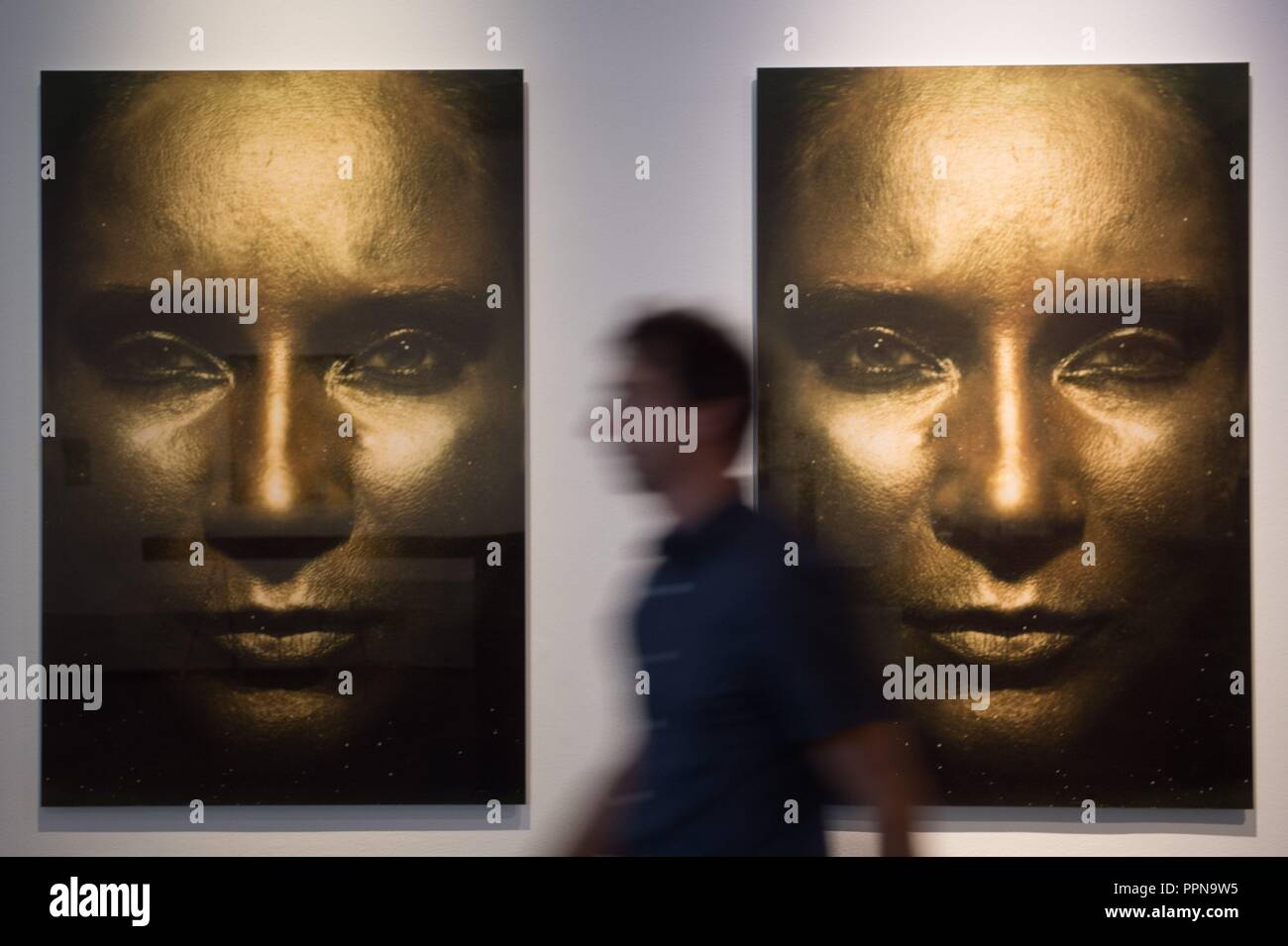 Dresden, Sachsen. 27 Sep, 2018. Ein Mann im Deutschen Hygiene Museum in Hine der Ausstellung auf mich. Wir und übergibt die Sonne ' Suchen die Farbe Fotos' in die Sonne um Mitternacht" von Katharina Sieverding. Die Ausstellung (28. September 2018 bis 18. August 2019) beleuchtet das Thema der Sonne in wissenschaftlichen, kulturellen, historischen und sozio-politischen Bedingungen - von der Energie der Mythologie. Credit: Sebastian Kahnert/dpa-Zentralbild/dpa - ACHTUNG: Verwendung nur im vollen Format/dpa/Alamy leben Nachrichten Stockfoto