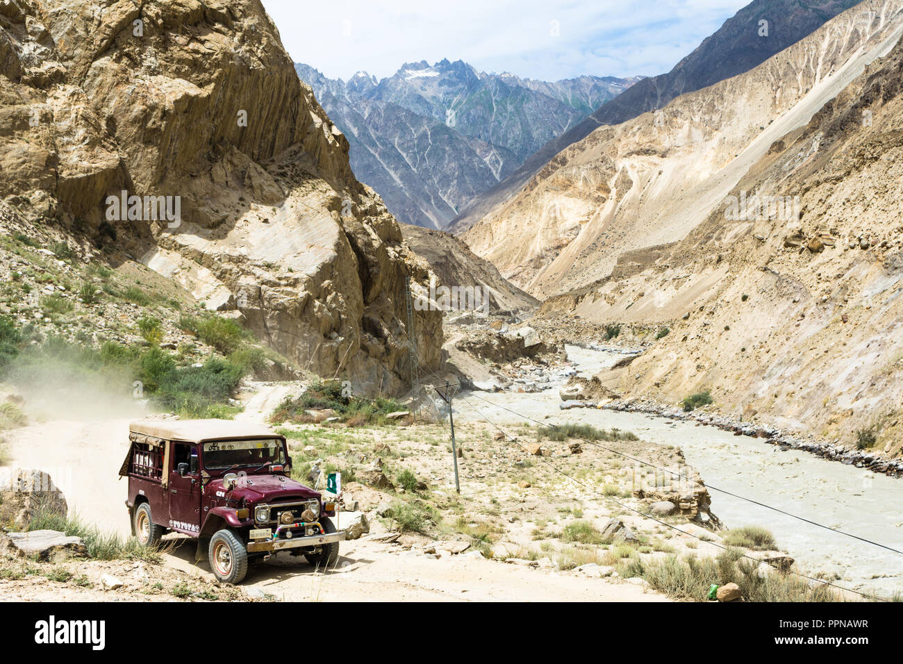 4x4 Jeep transportieren Trekker aus Skardu nach Askole, der Ausgangspunkt der Wanderungen im Karakorum, Pakistan Stockfoto