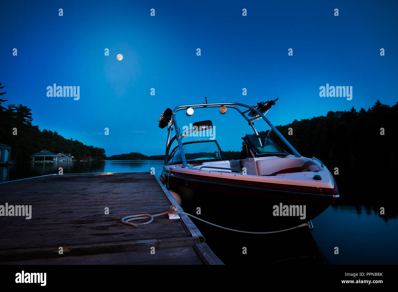 Ein wakeboard Boot auf See Joseph am Abend mit dem Mond im Hintergrund. Stockfoto