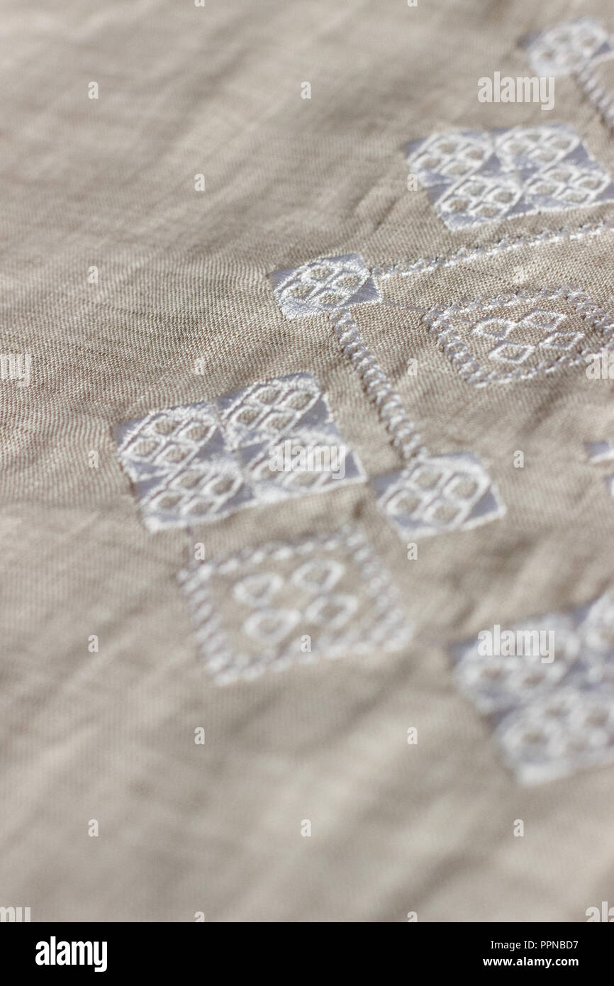 Bestickte Bettwäsche T-Shirt, weiss Ornament, in der Nähe Stockfoto