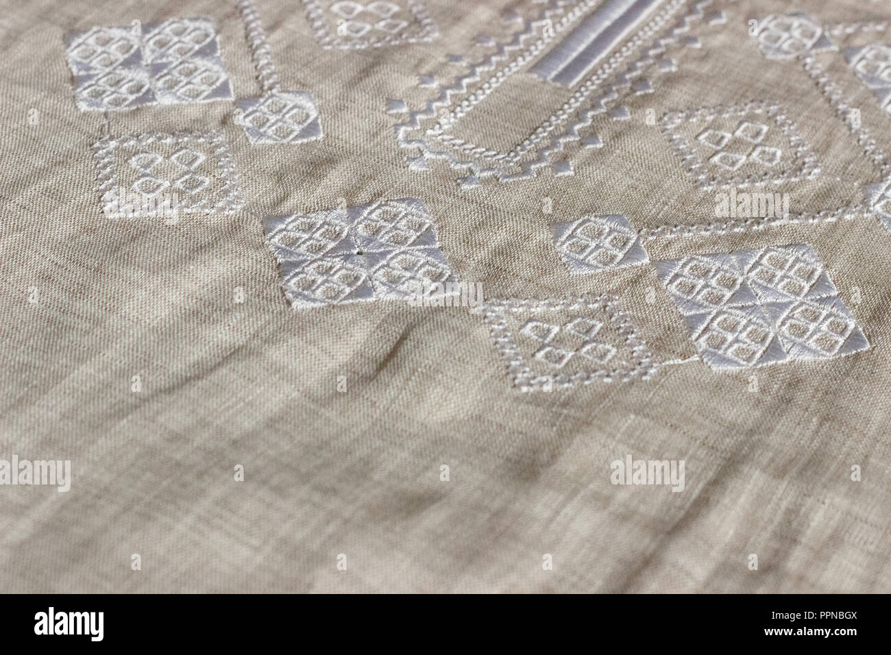 Bestickte Bettwäsche T-Shirt, weiss Ornament, in der Nähe Stockfoto