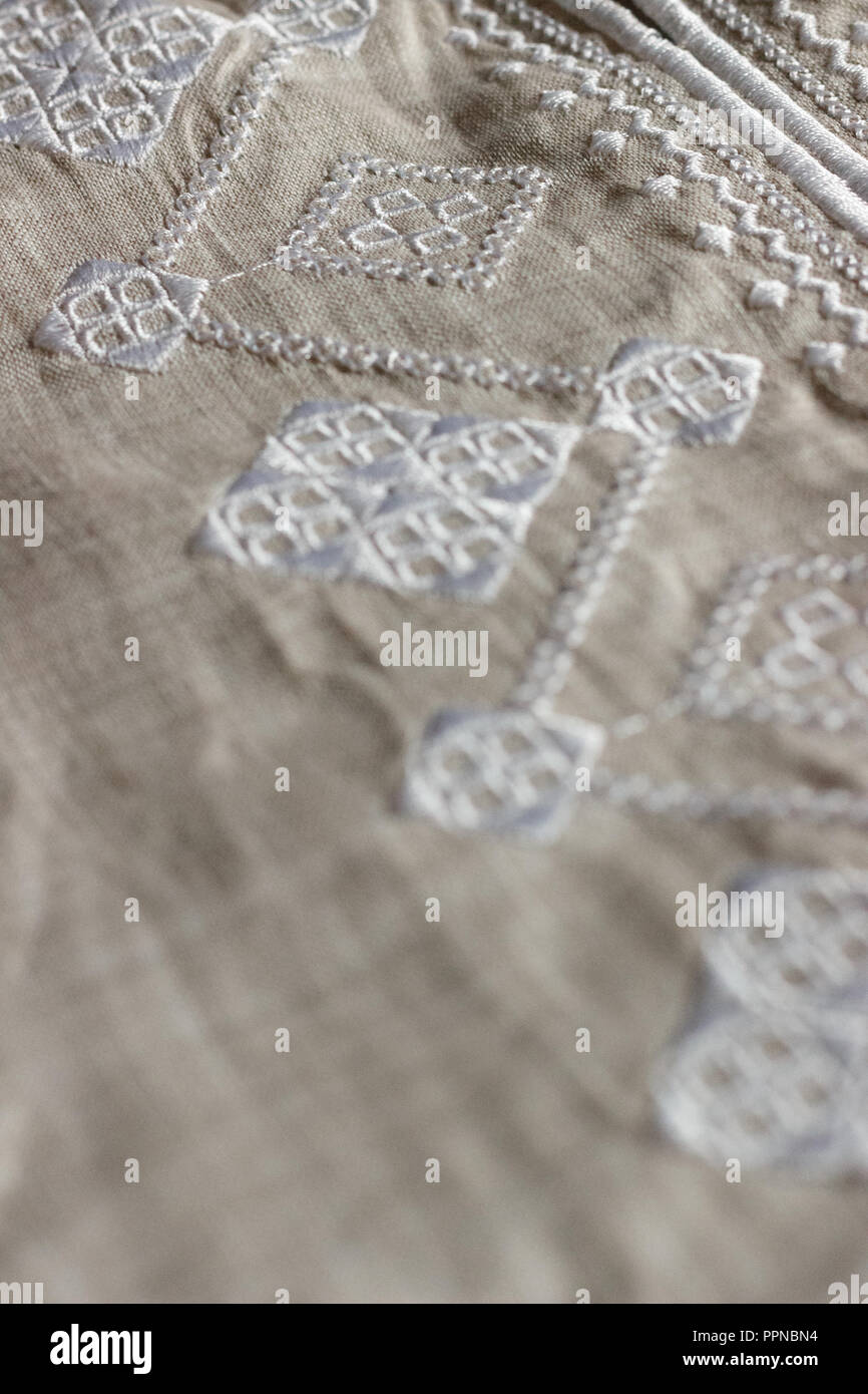 Bestickte Bettwäsche T-Shirt, weiss Ornament, in der Nähe Stockfoto