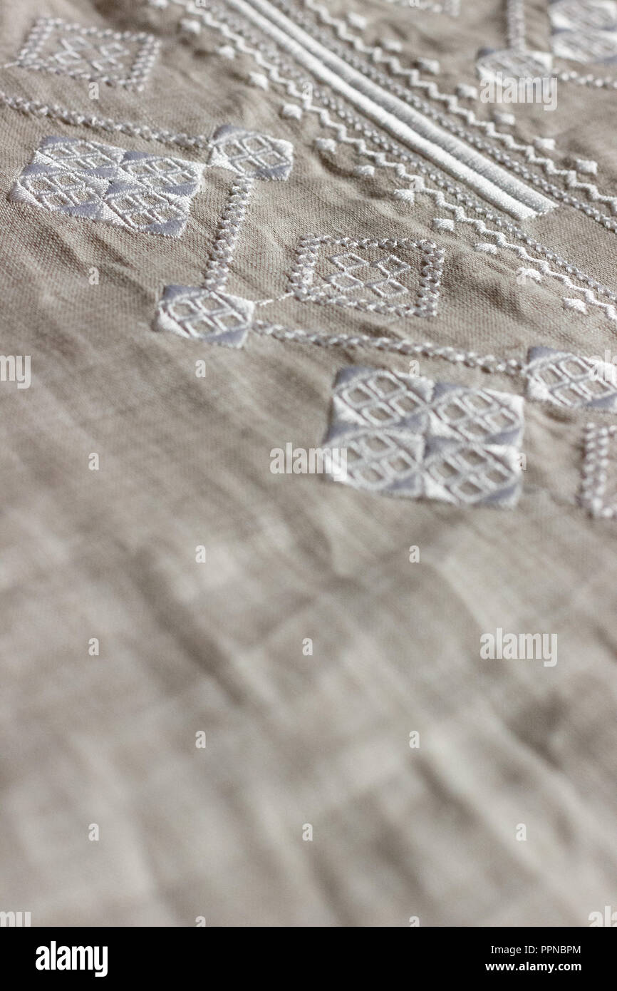 Bestickte Bettwäsche T-Shirt, weiss Ornament, in der Nähe Stockfoto
