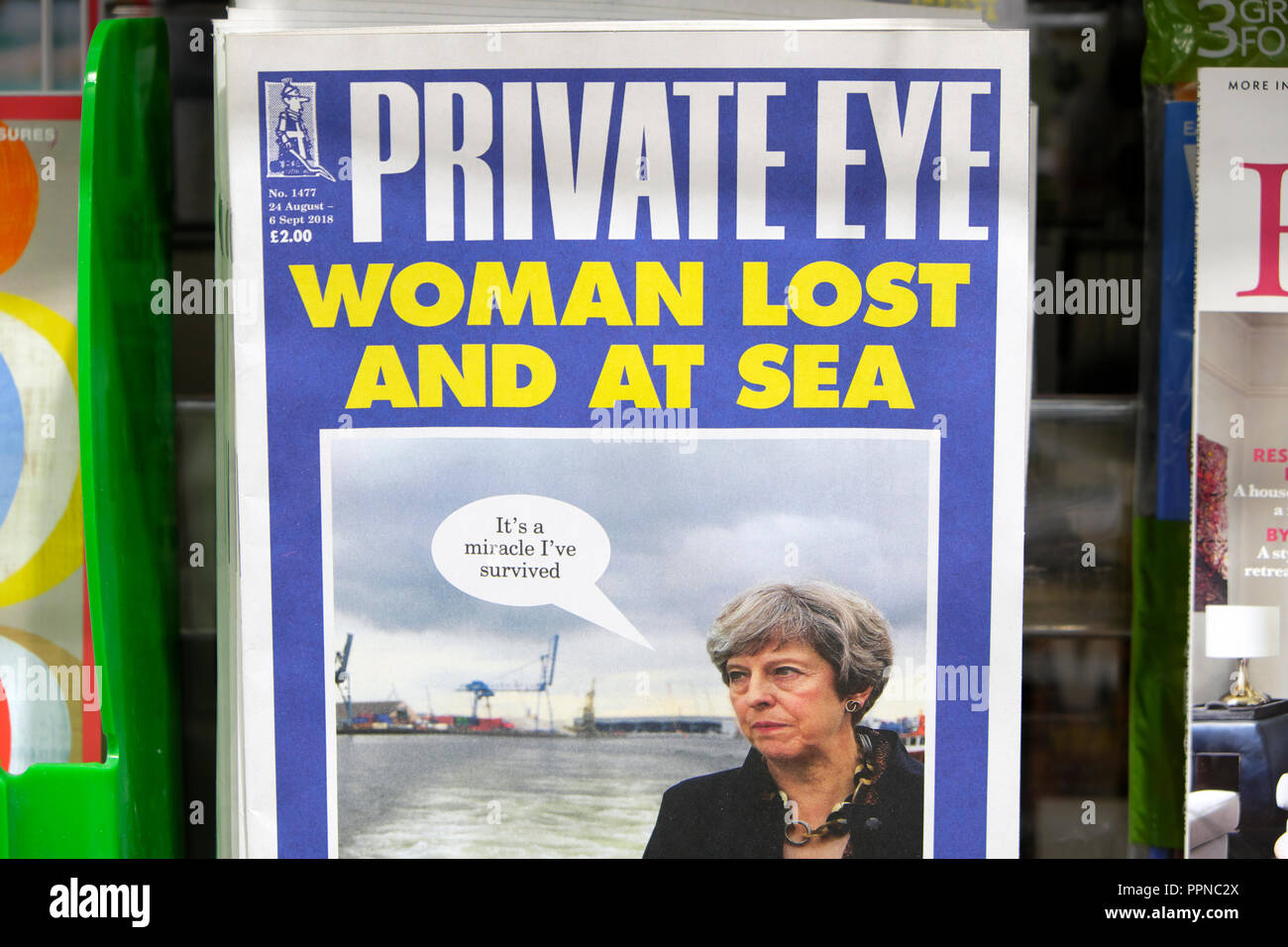 Private Eye Magazin vordere Abdeckung' Frau verlor und auf See" Premierminister Theresa kann auf Zeitschriften Regal am Zeitungsstand in London England UK August 2018 Stockfoto