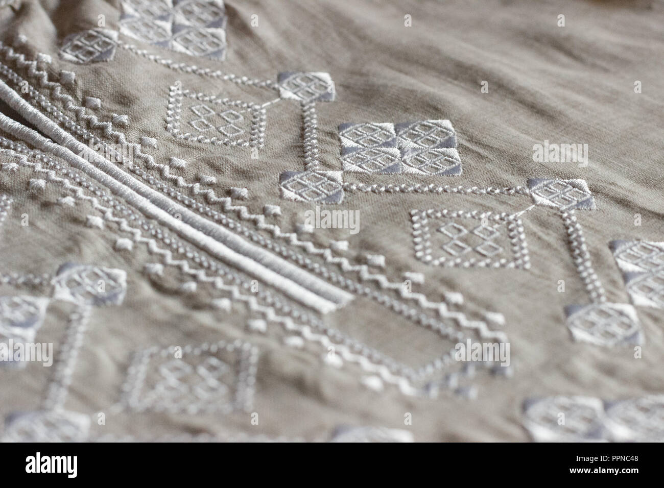Bestickte Bettwäsche T-Shirt, weiss Ornament, in der Nähe Stockfoto
