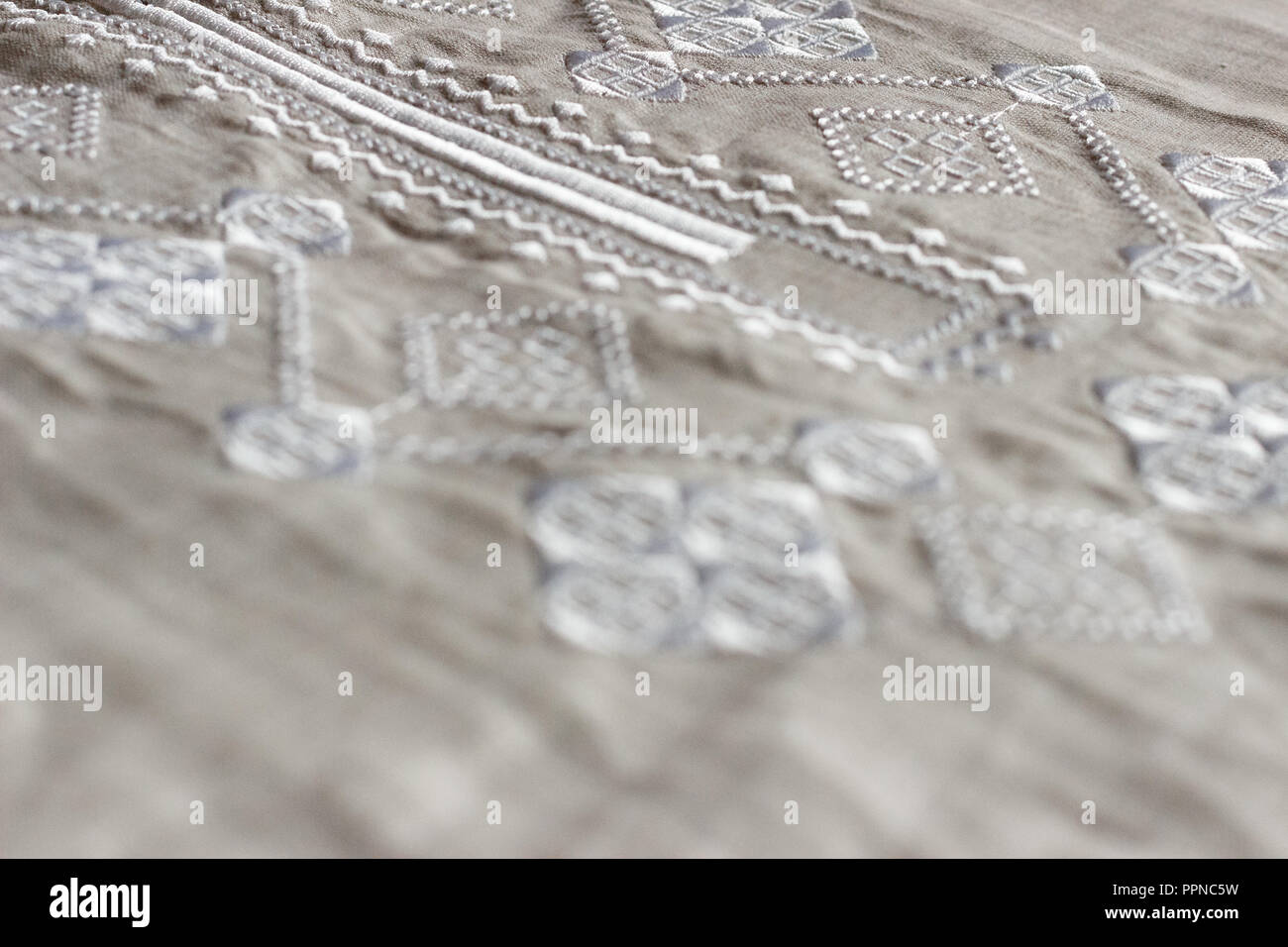 Bestickte Bettwäsche T-Shirt, weiss Ornament, in der Nähe Stockfoto
